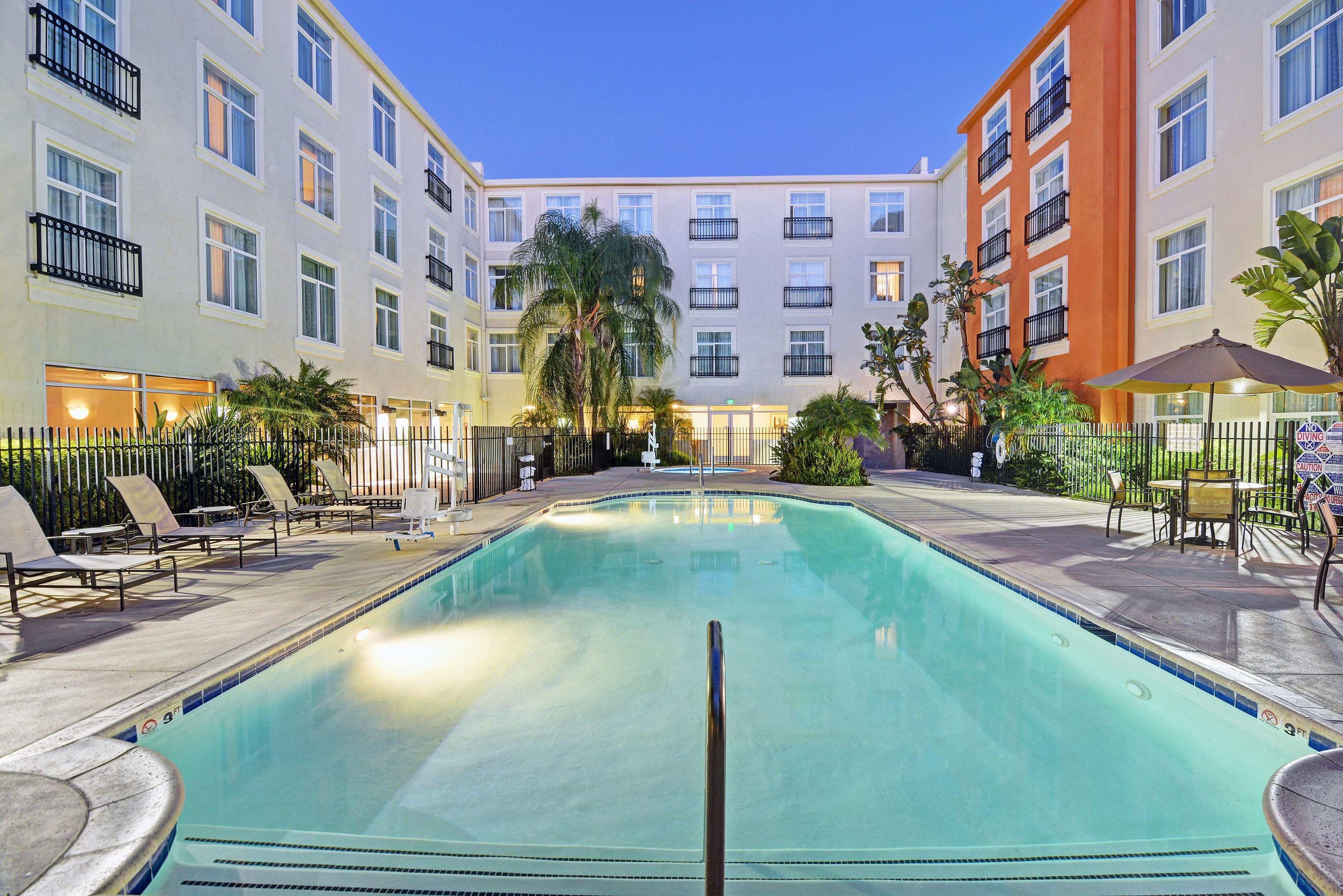 Embassy Suites by Hilton Valencia — photo 4