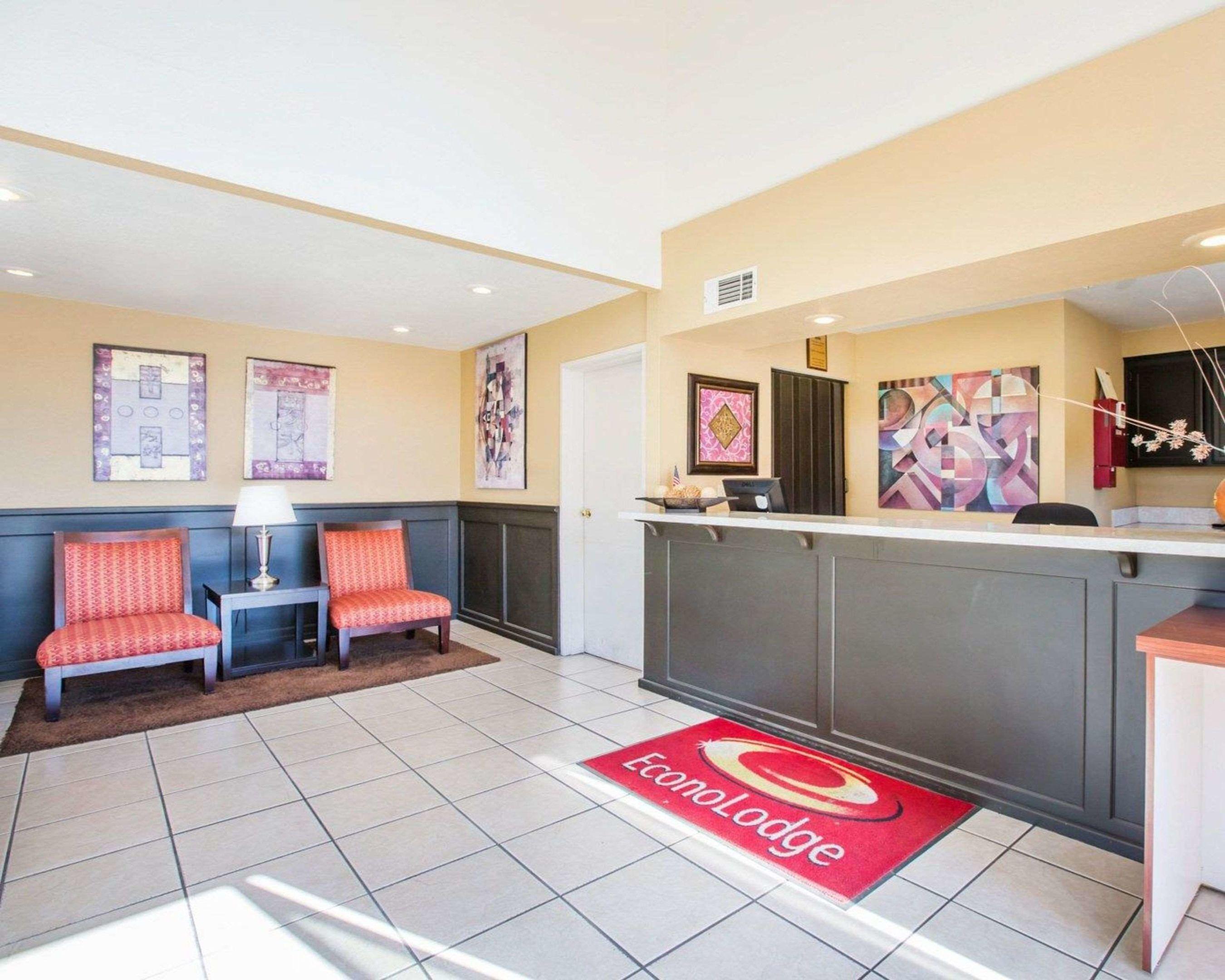 Econo Lodge Inn & Suites — photo 4