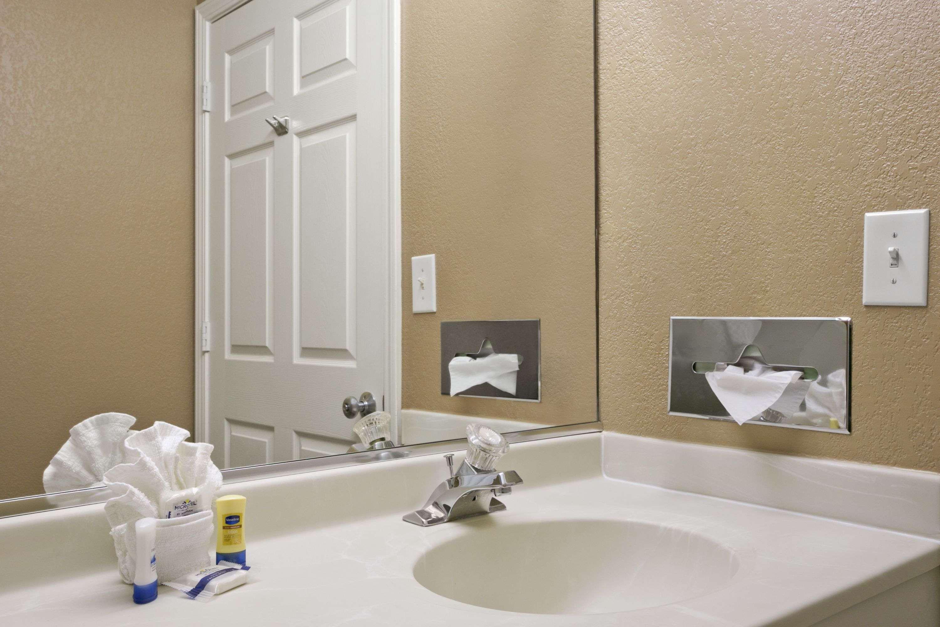 Microtel Inn & Suites by Wyndham Mineral Wells/Parkersburg — photo 5