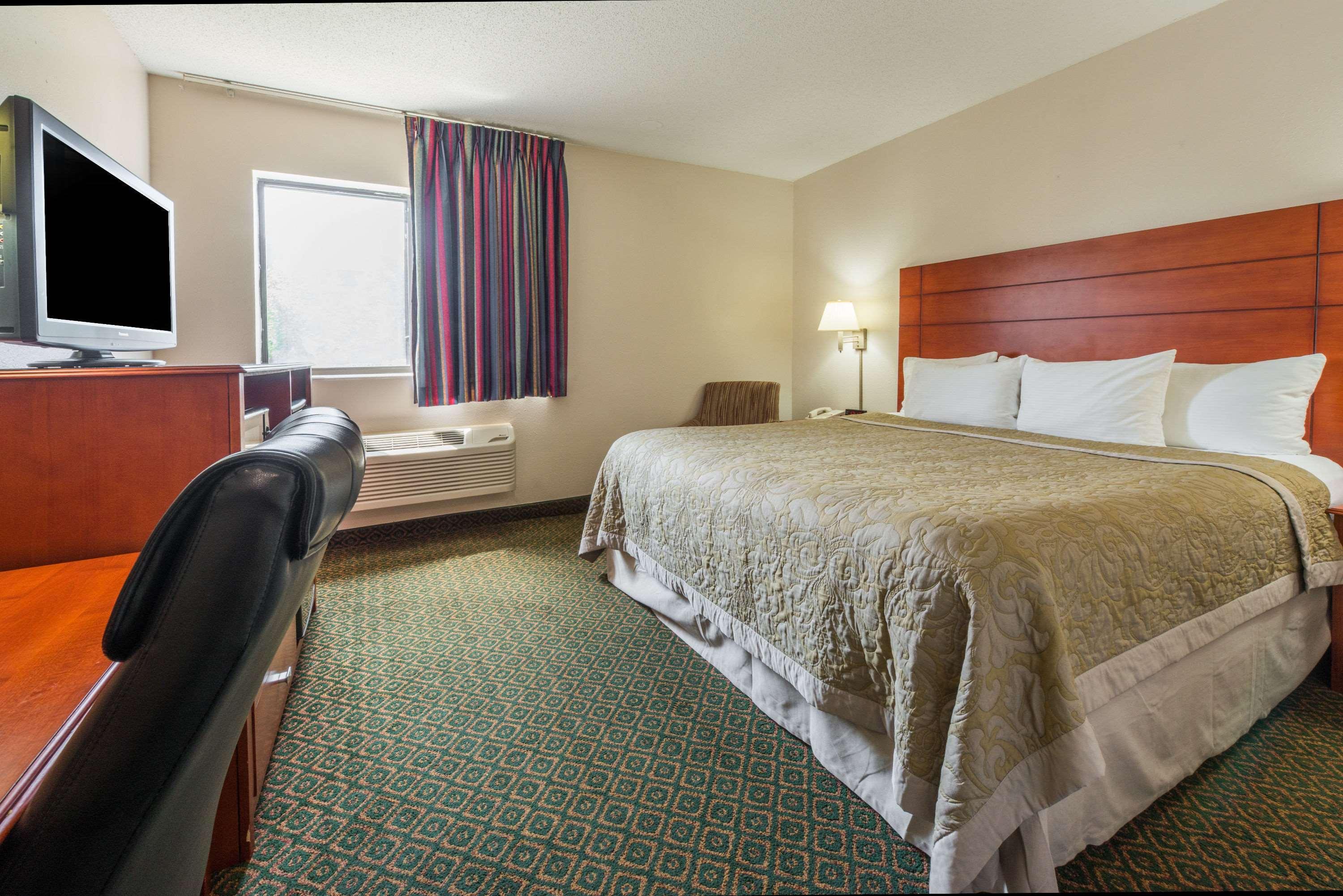 Super 8 by Wyndham St Charles — photo 4