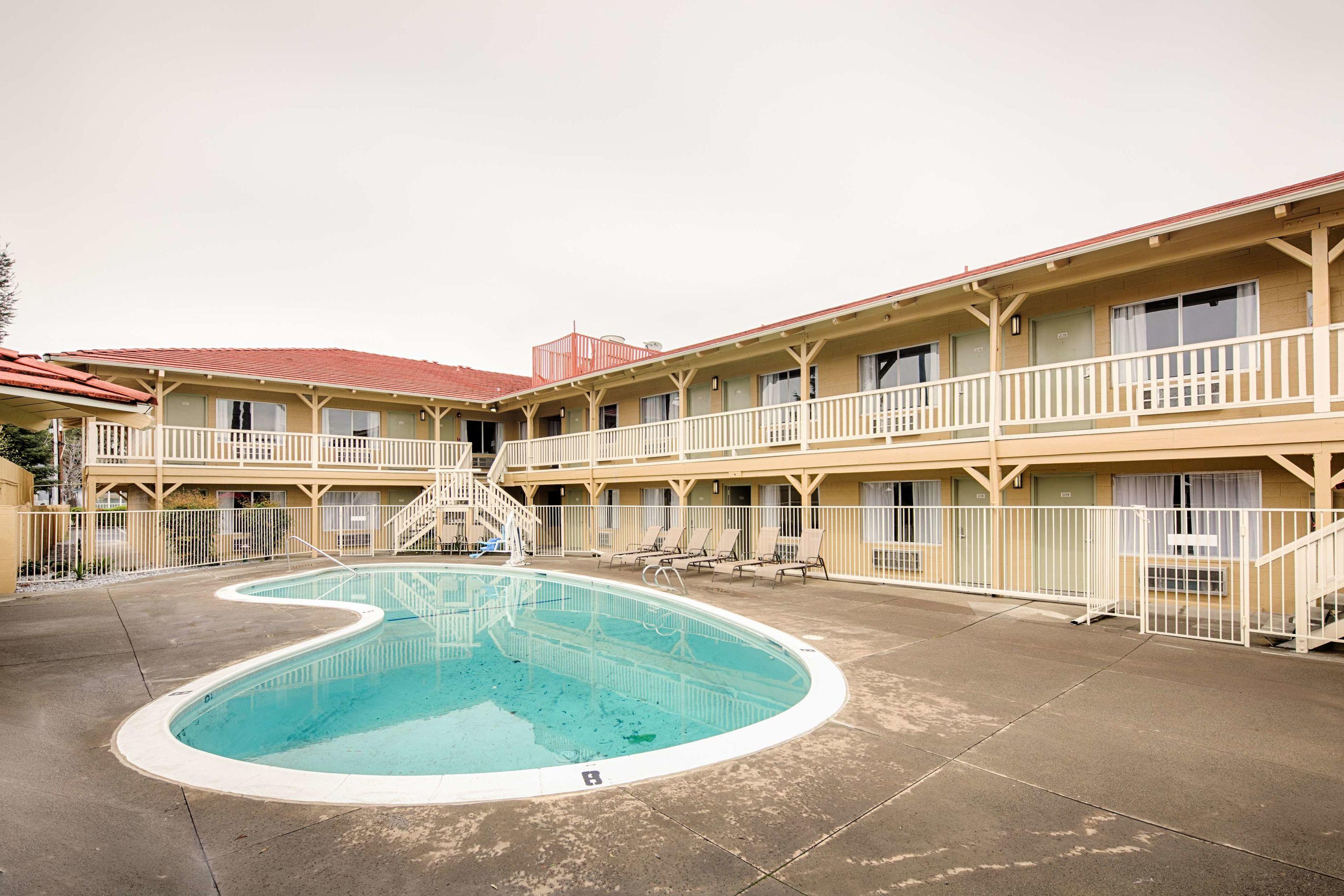 Red Lion Inn & Suites Redding — photo 3