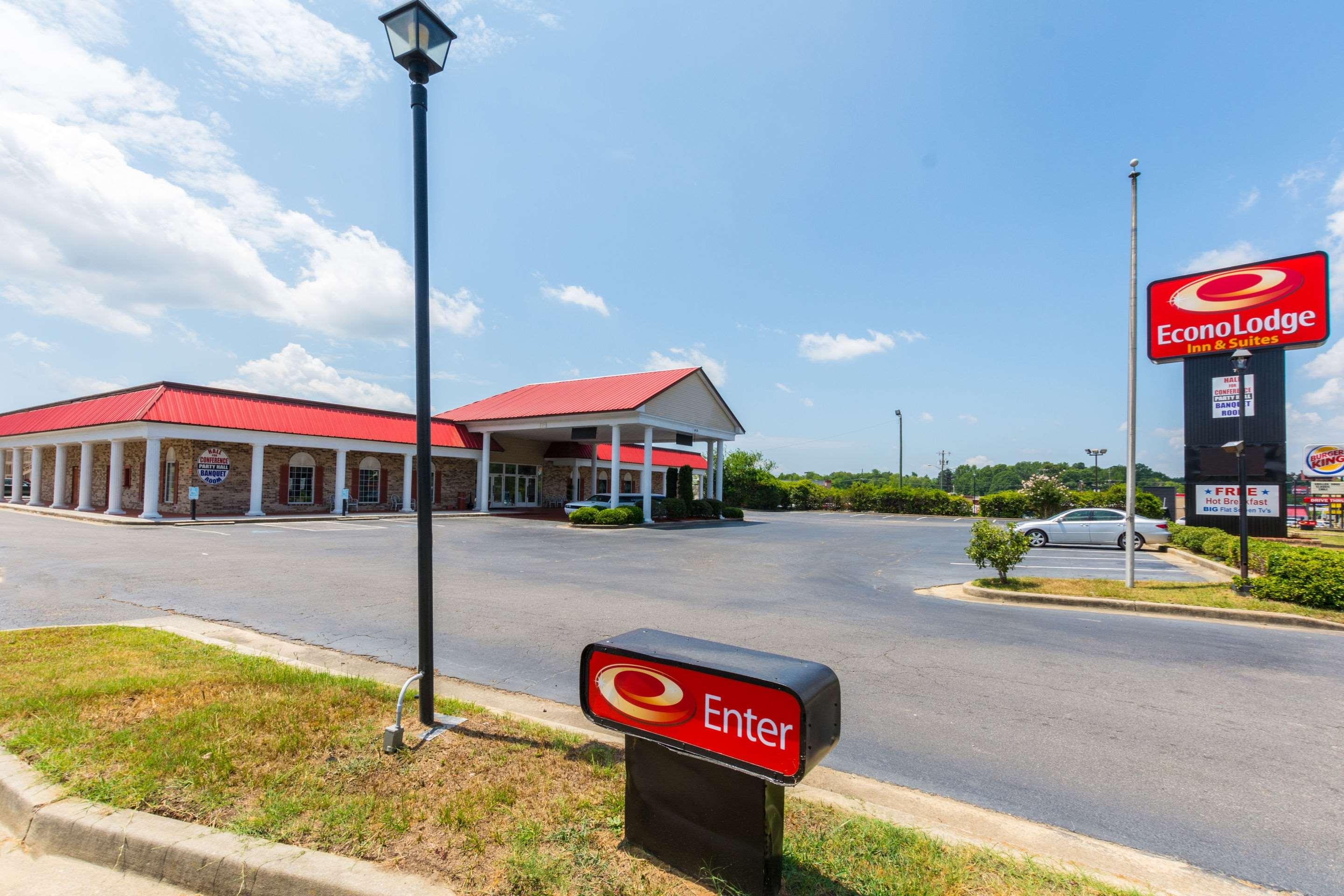 Econo Lodge Inn & Suites — photo 4