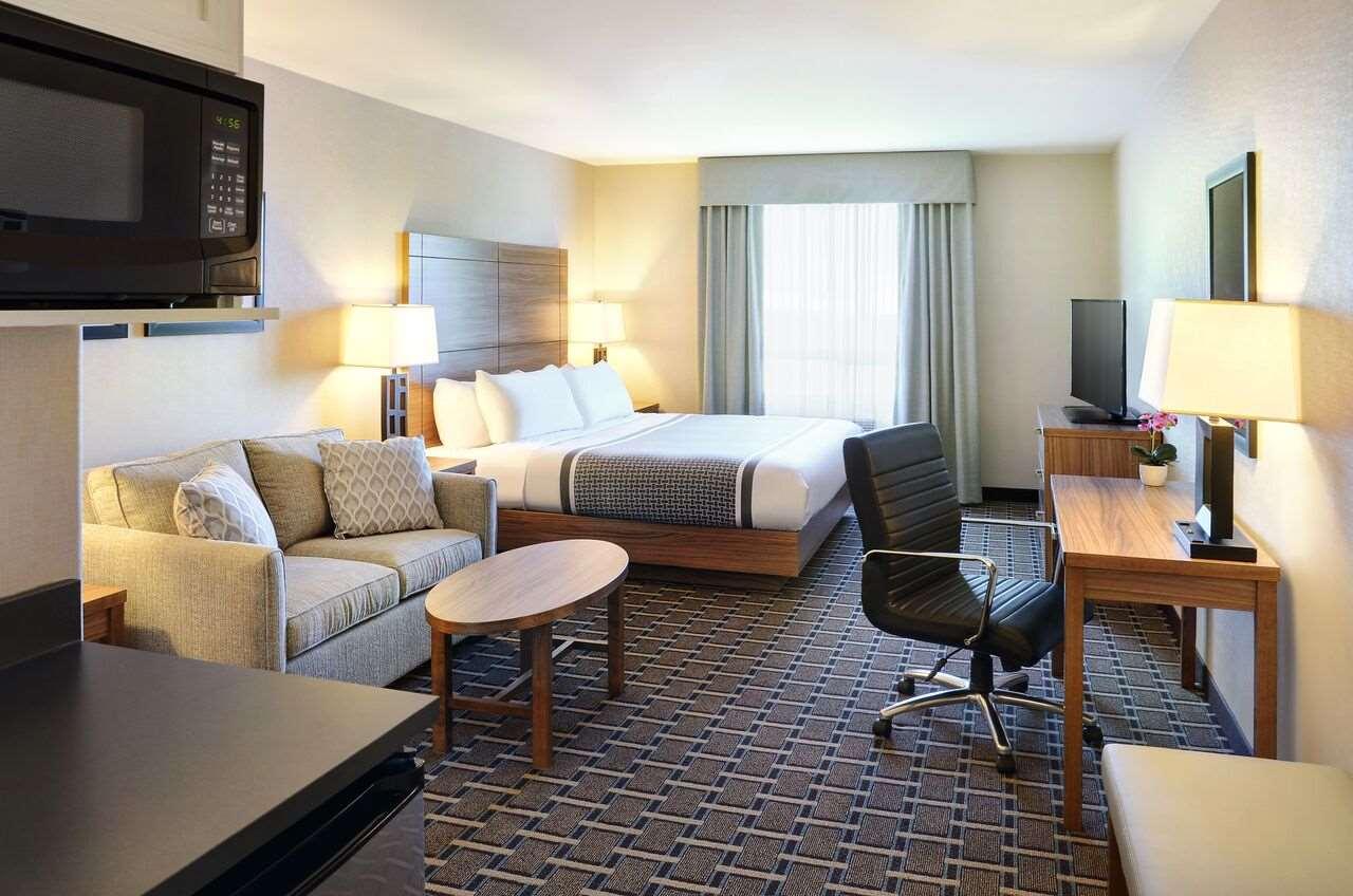 Pomeroy Inn and Suites Vermilion — photo 4