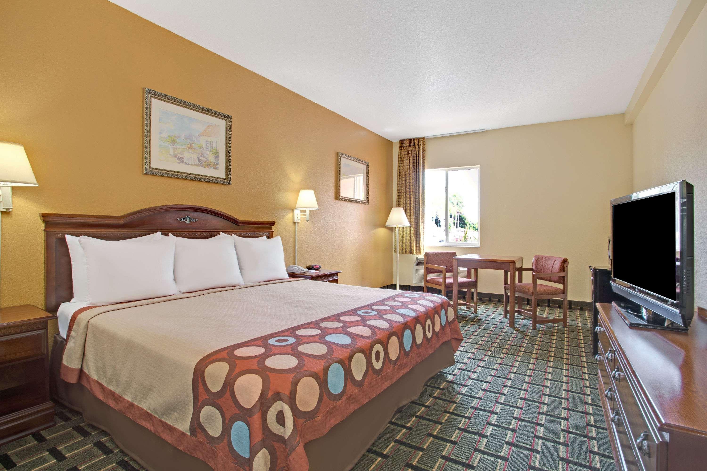 Super 8 by Wyndham Daytona Beach — photo 4