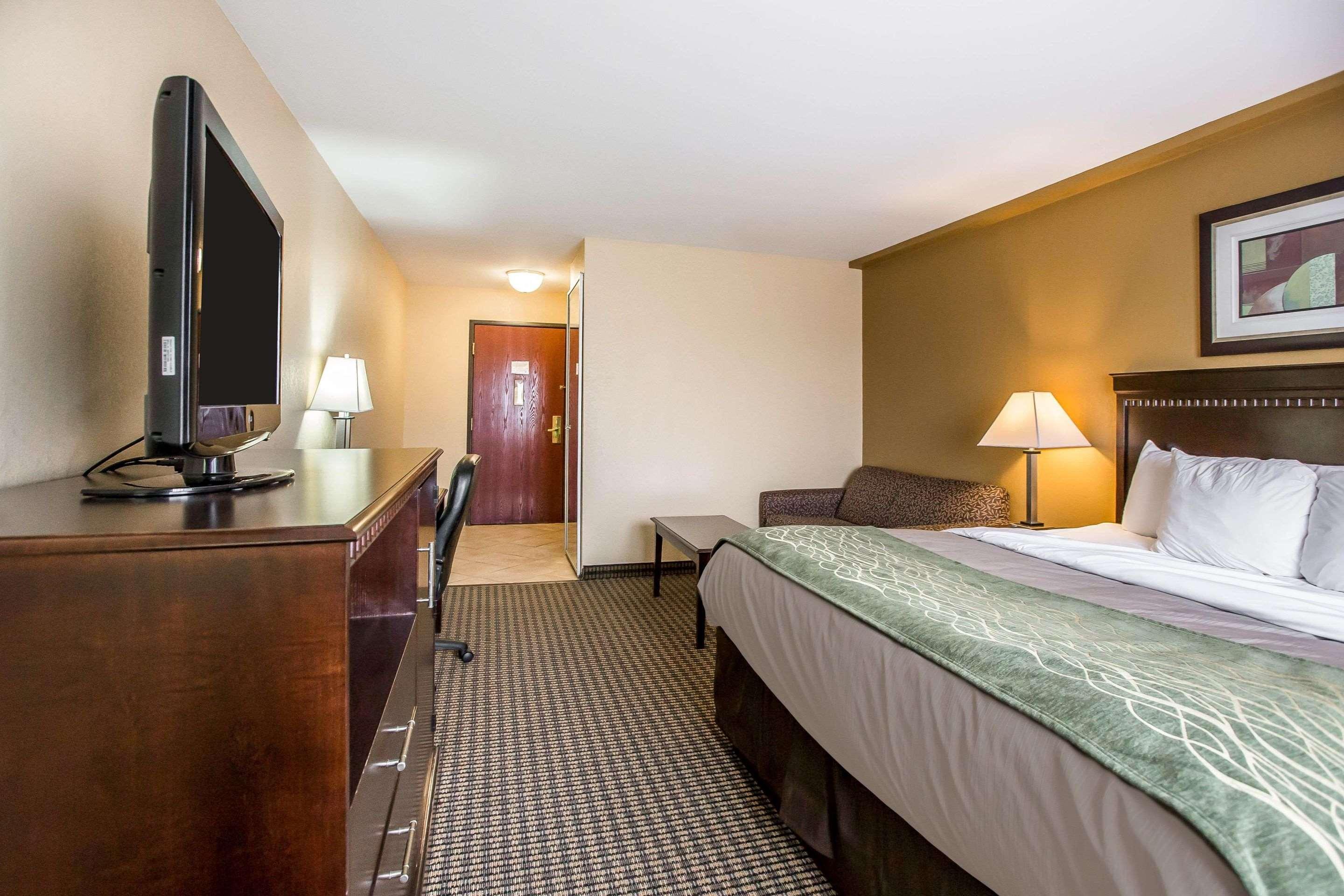 Econo Lodge Inn & Suites — photo 5