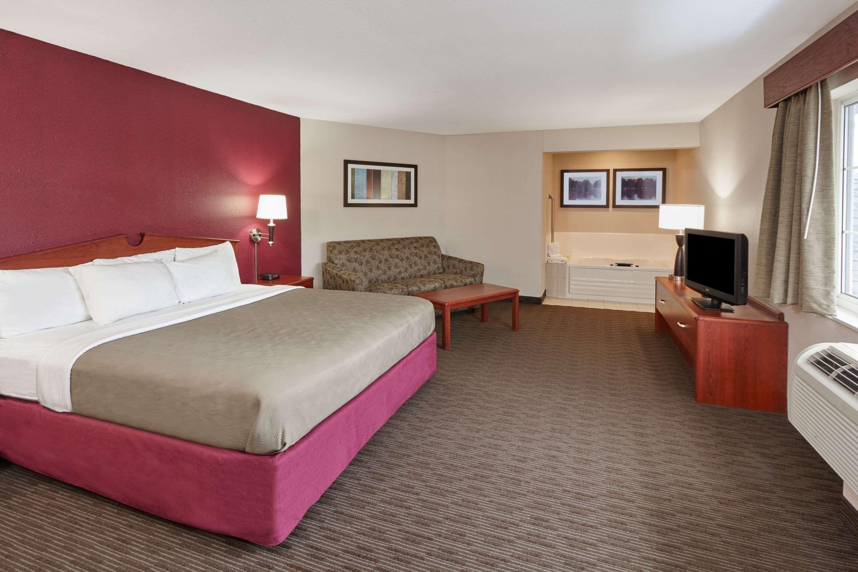 AmericInn by Wyndham Douglas/Saugatuck — photo 4