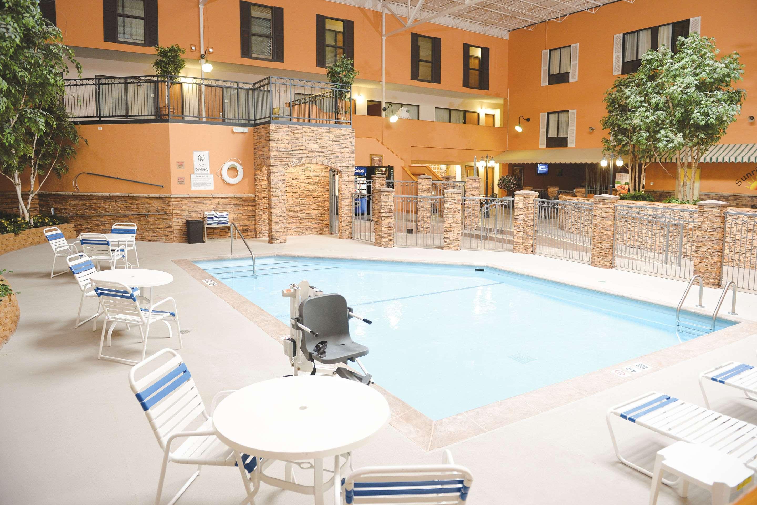 Quality Inn & Suites Starlite Village Conference Center — photo 4