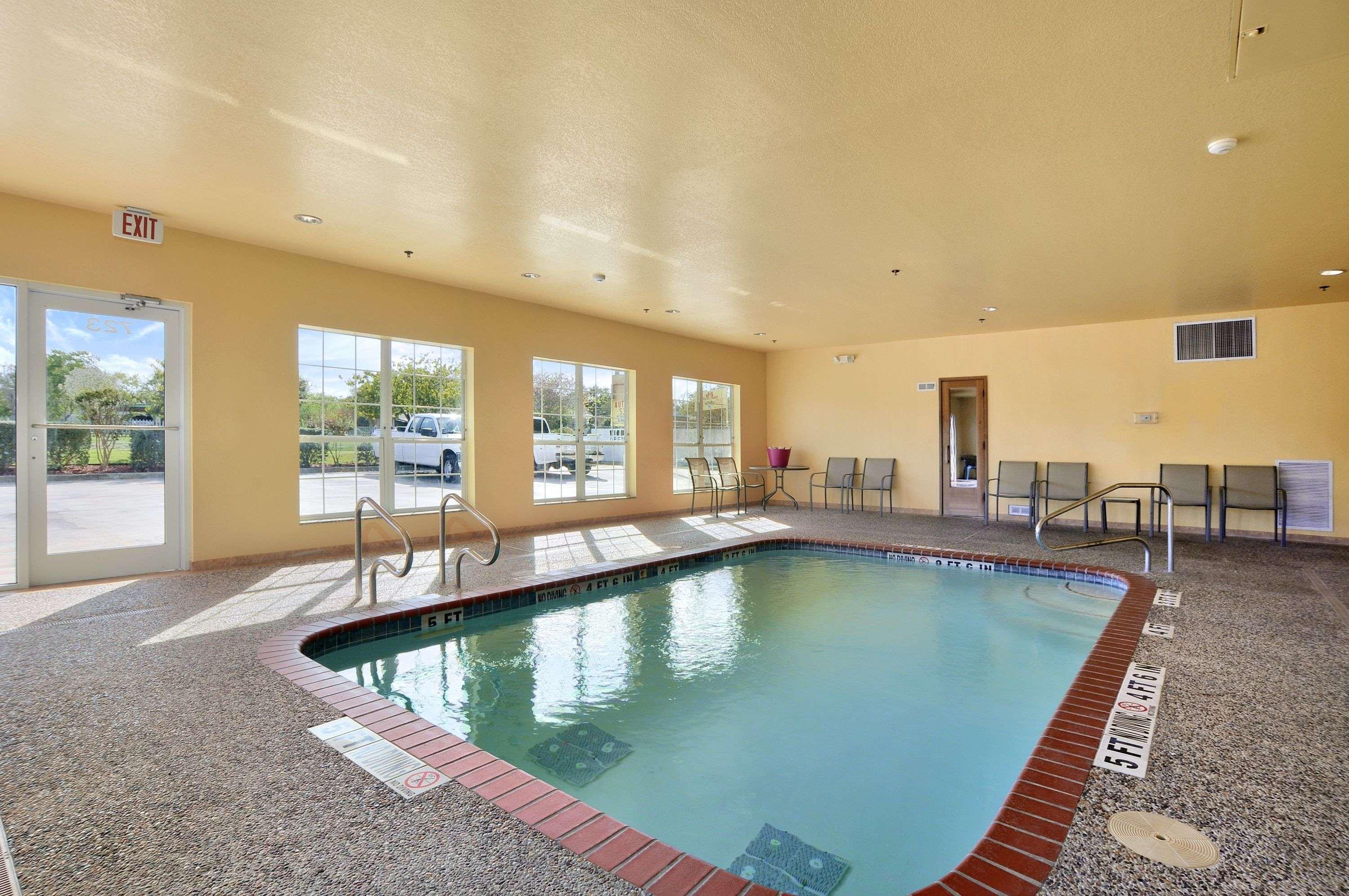 Super 8 by Wyndham San Antonio/Alamodome Area — photo 4