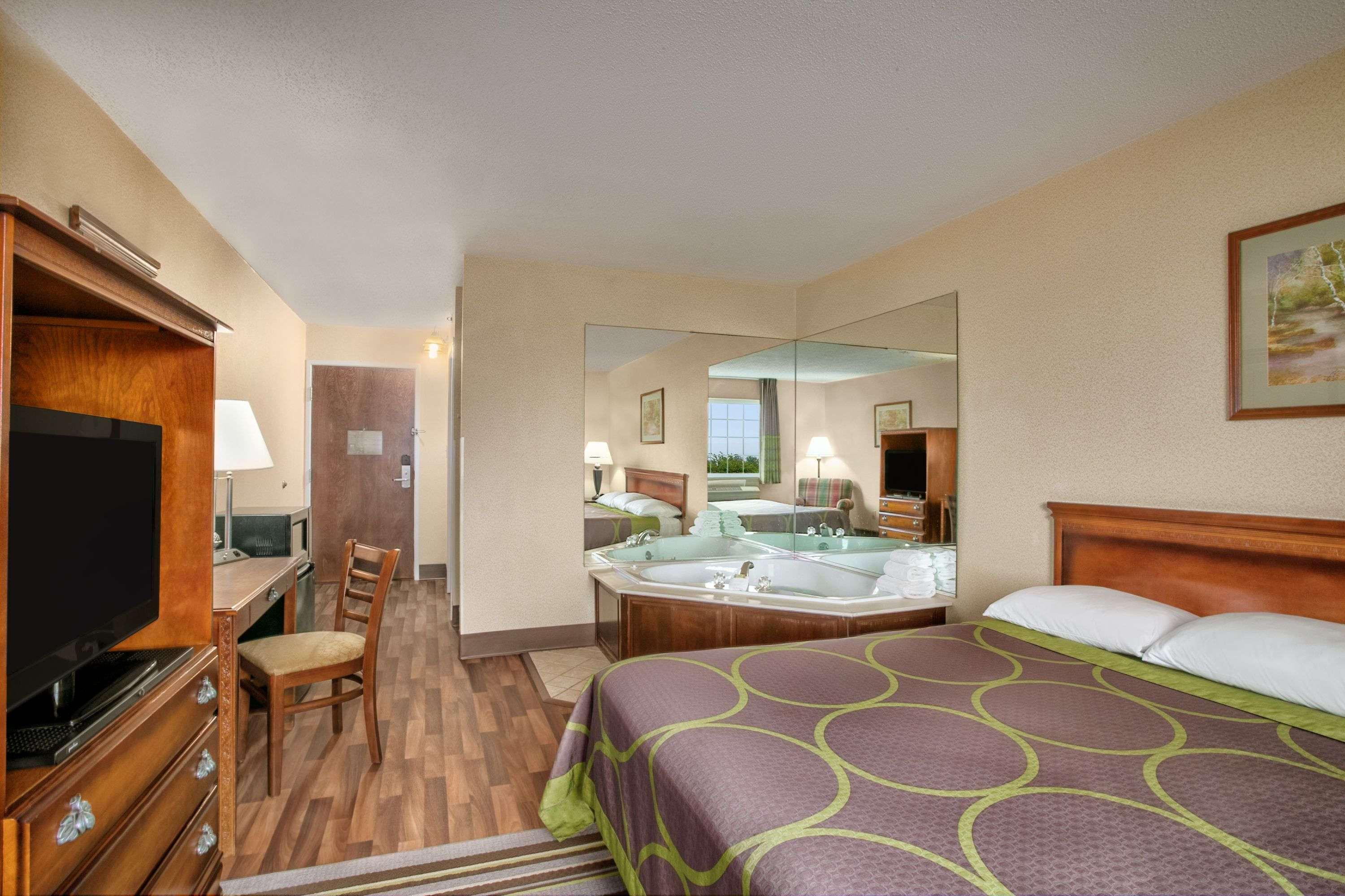 Super 8 by Wyndham Grayville — photo 4