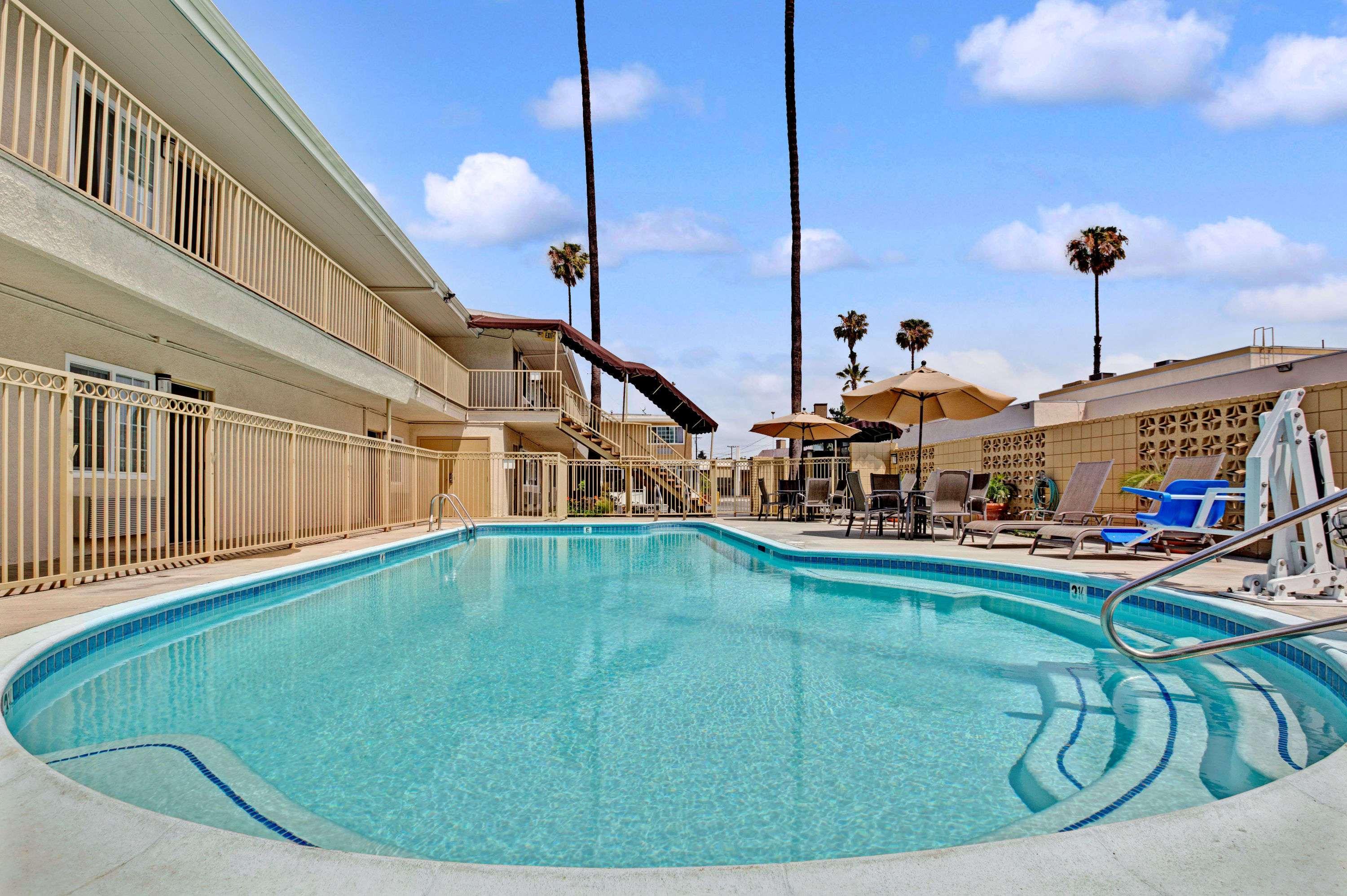 Super 8 by Wyndham Los Angeles-Culver City Area — photo 3