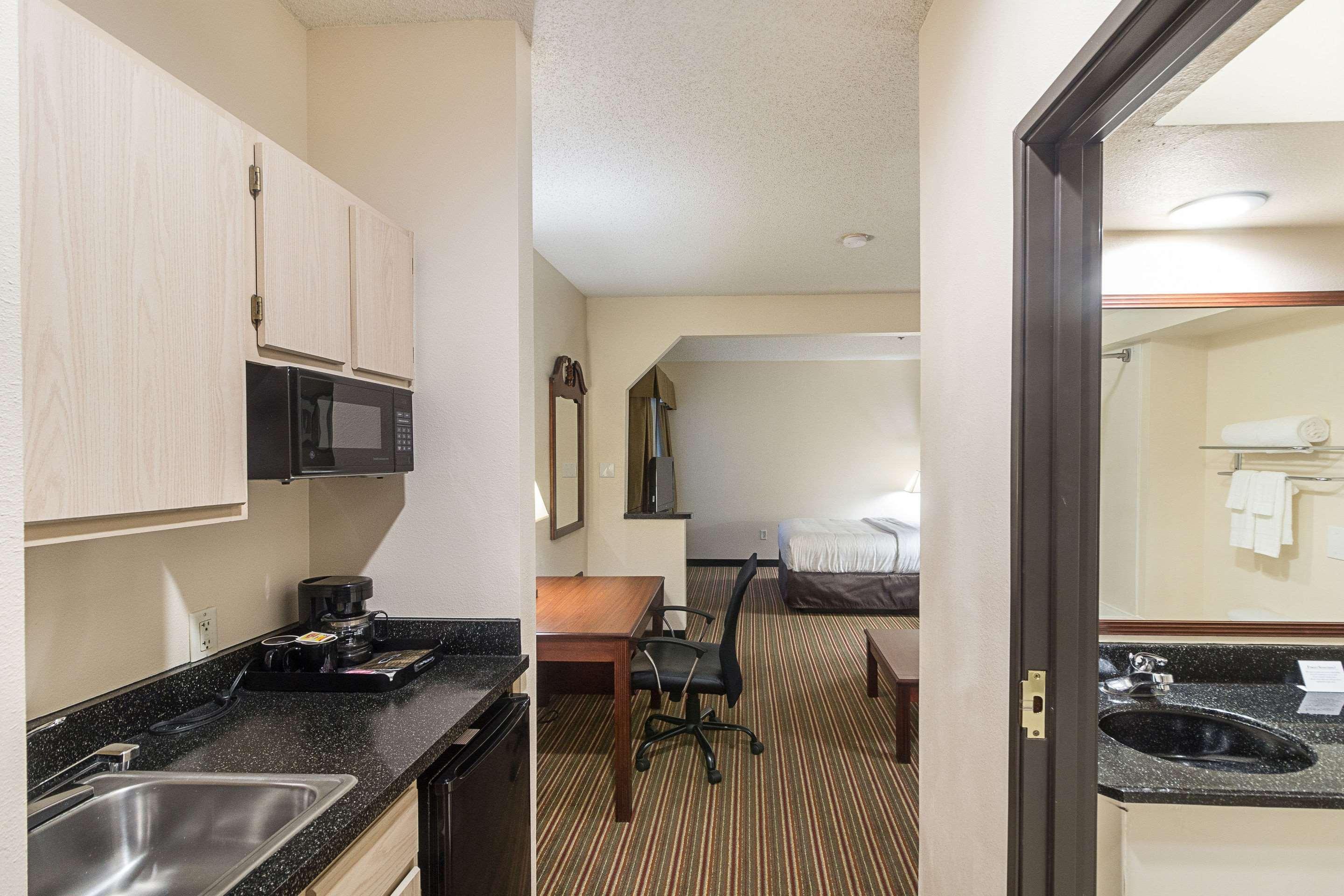 Quality Inn & Suites West Chase — photo 4