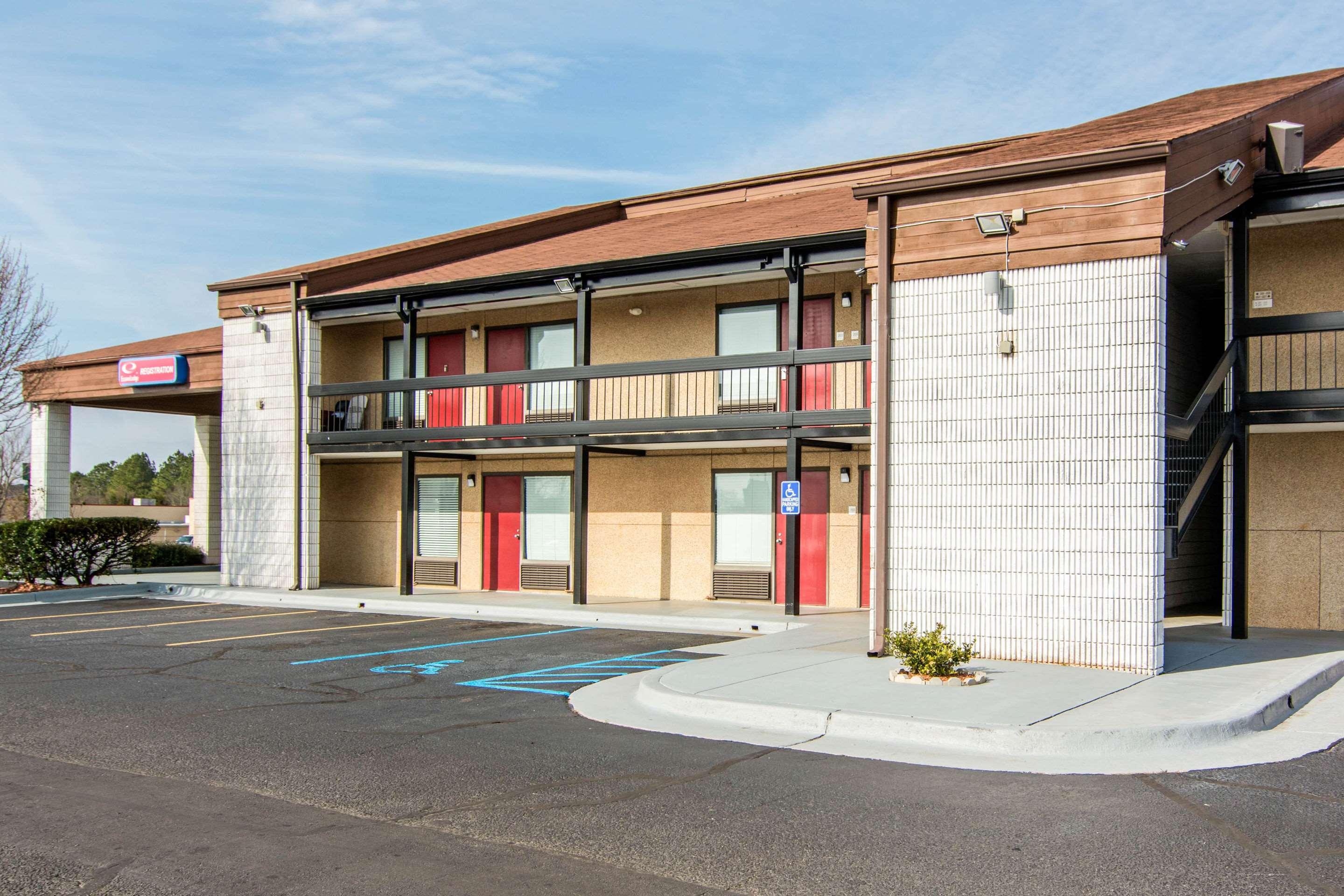 Econo Lodge Madison Airport — photo 3