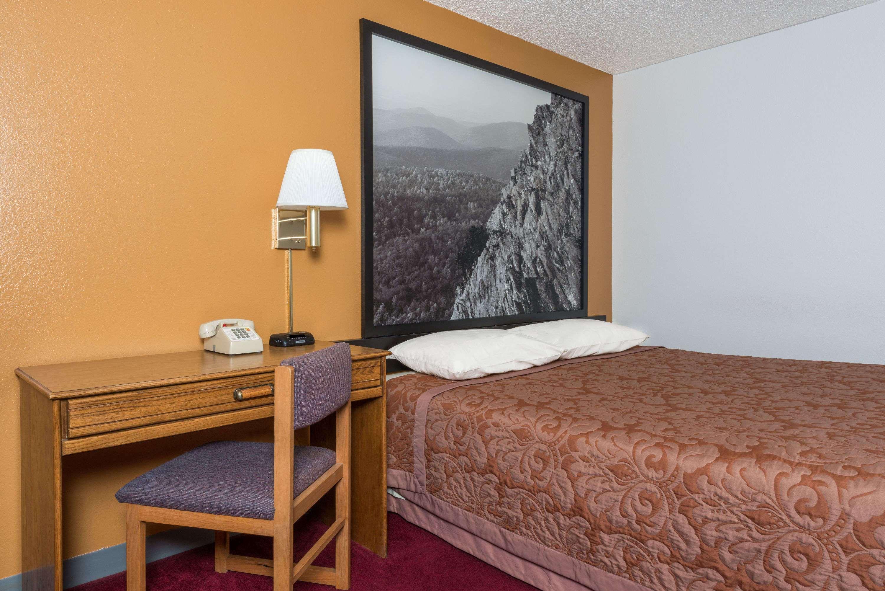 Super 8 by Wyndham Front Royal — photo 4