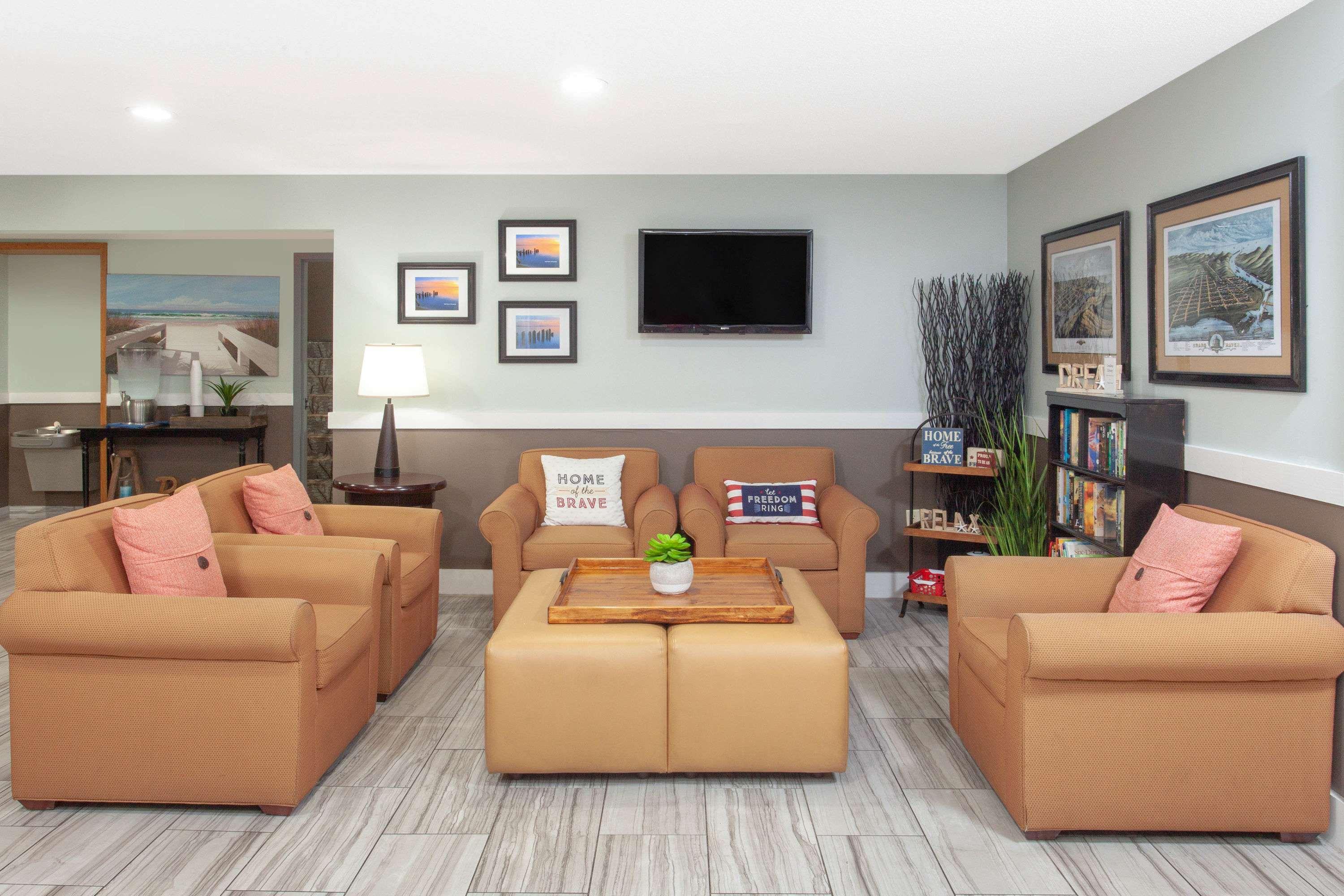 Baymont Inn & Suites Grand Haven — photo 5