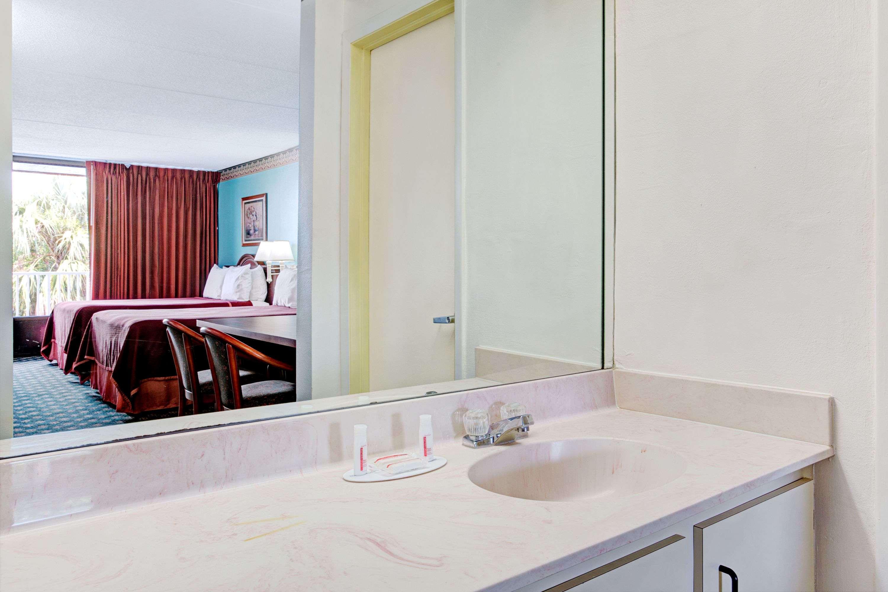 Howard Johnson Inn & Suites Clearwater — photo 4