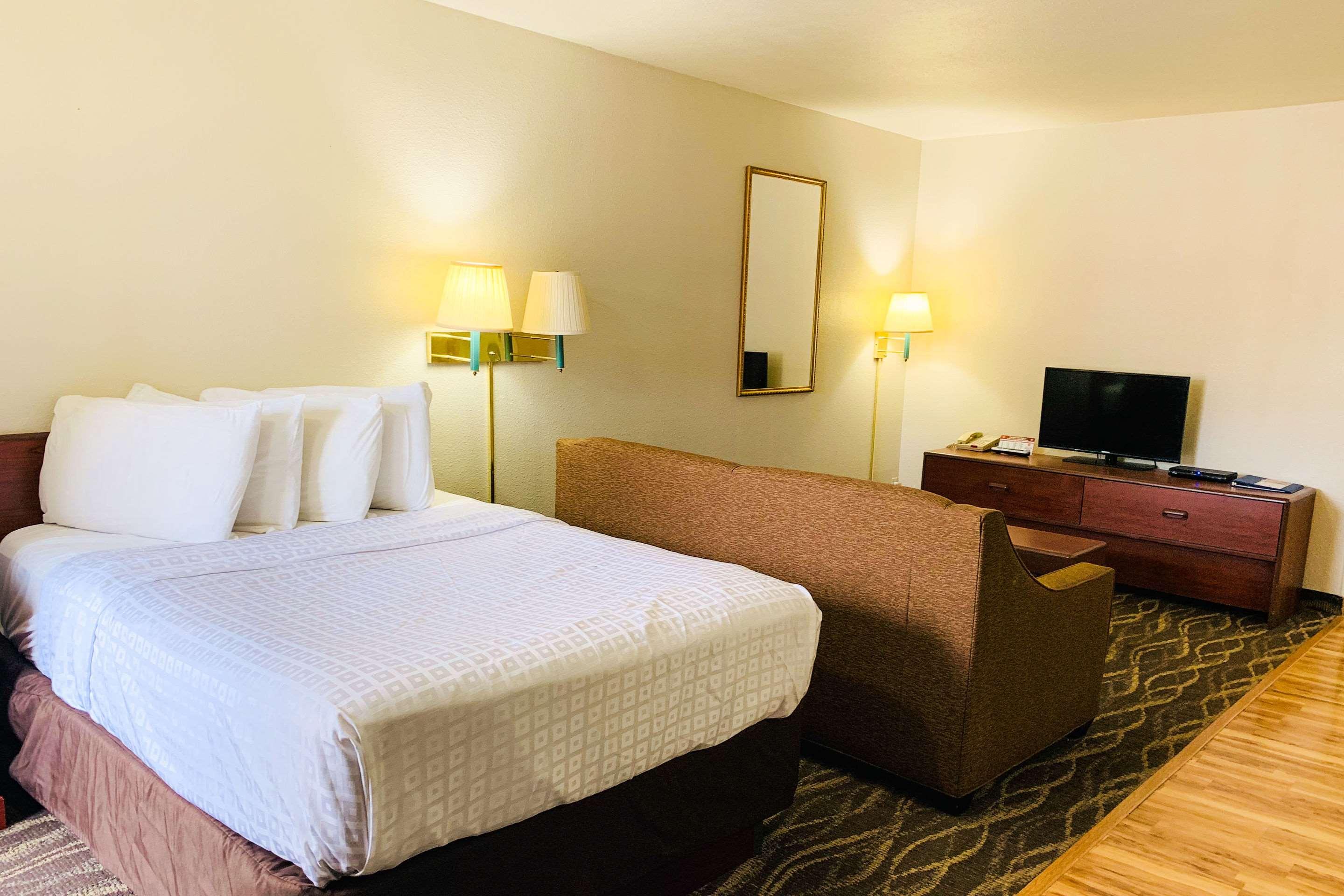 Rodeway Inn & Suites — photo 3