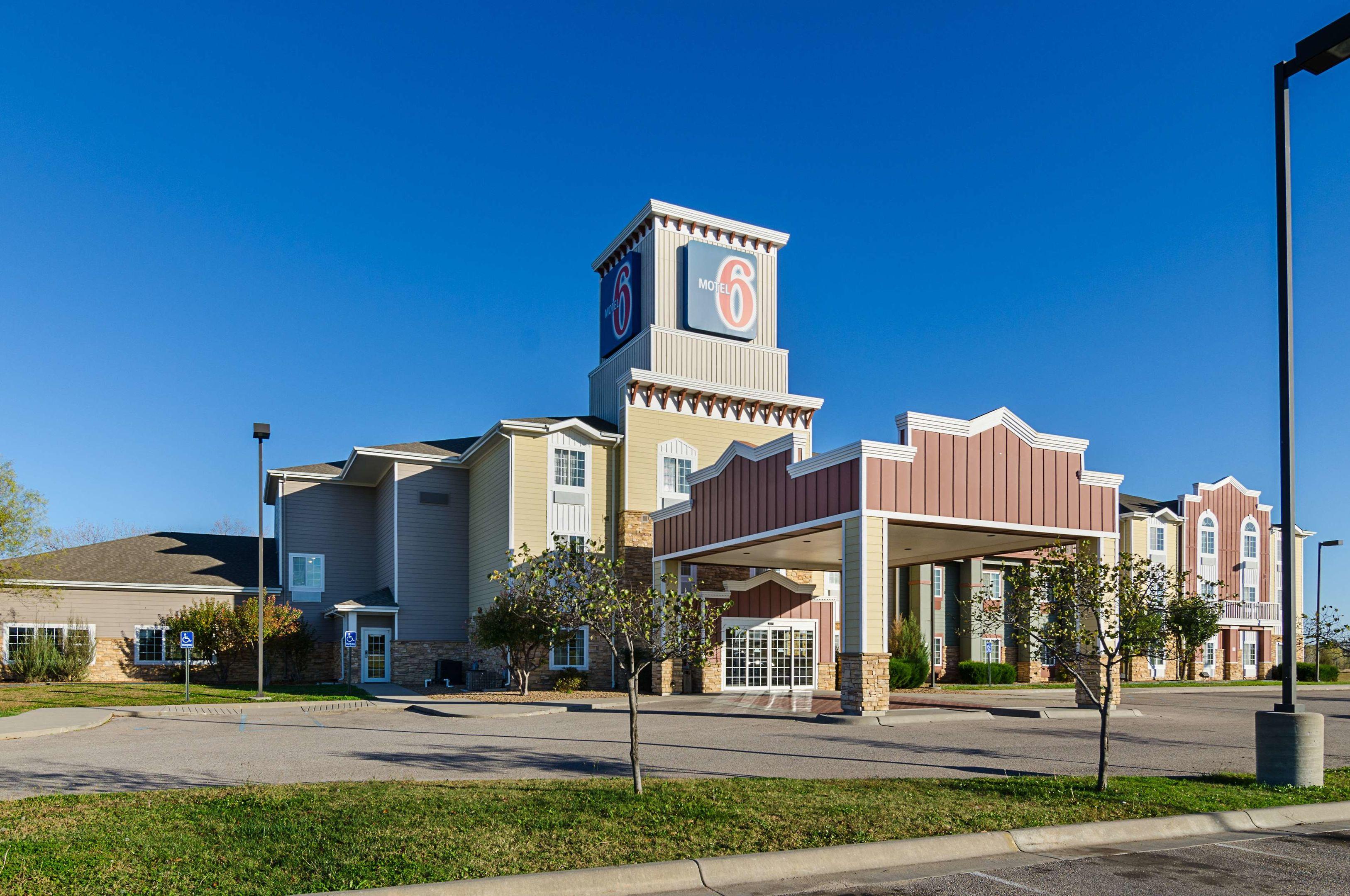 Motel 6 Park City KS — photo 3
