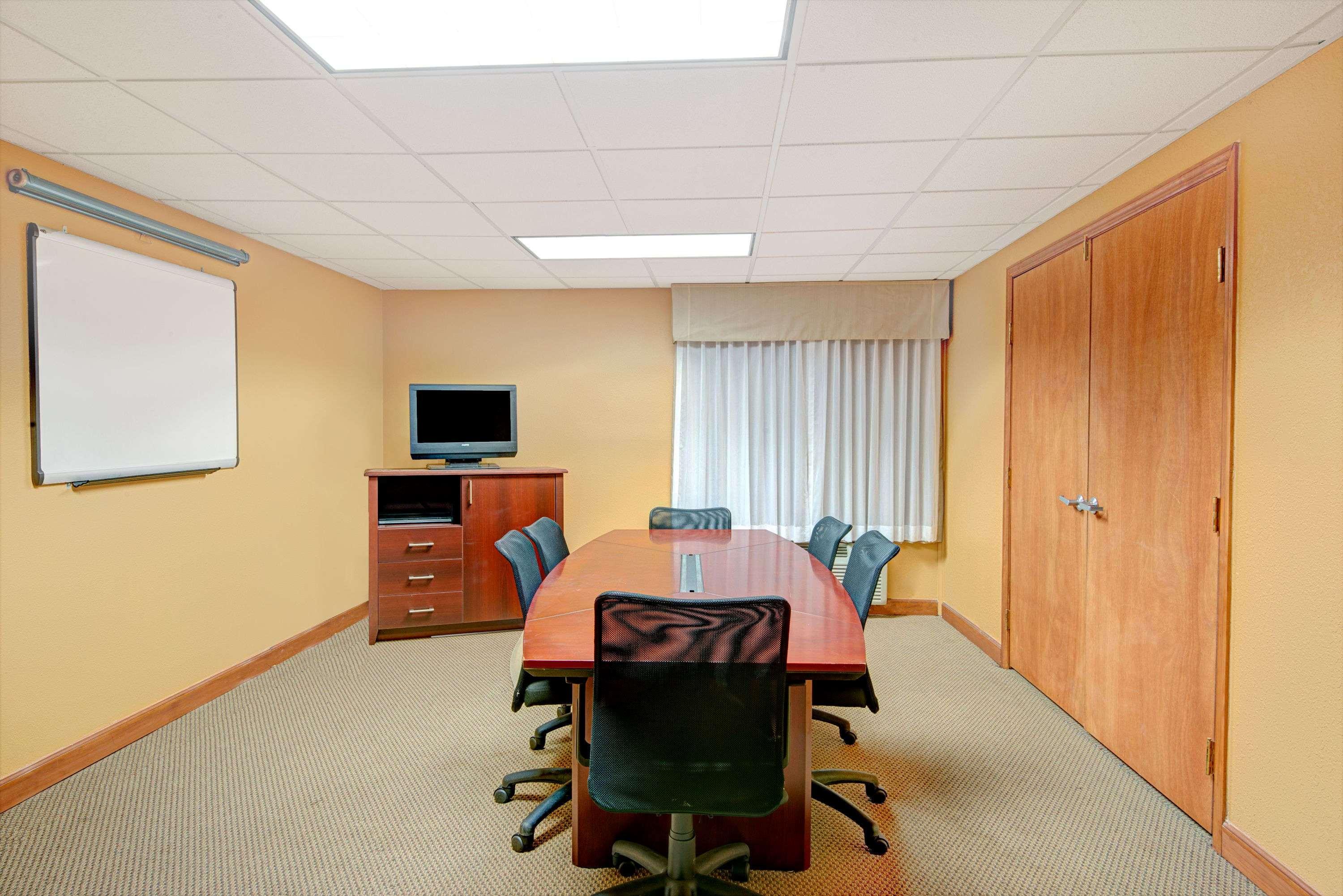 Days Inn & Suites by Wyndham Kansas City South — photo 5