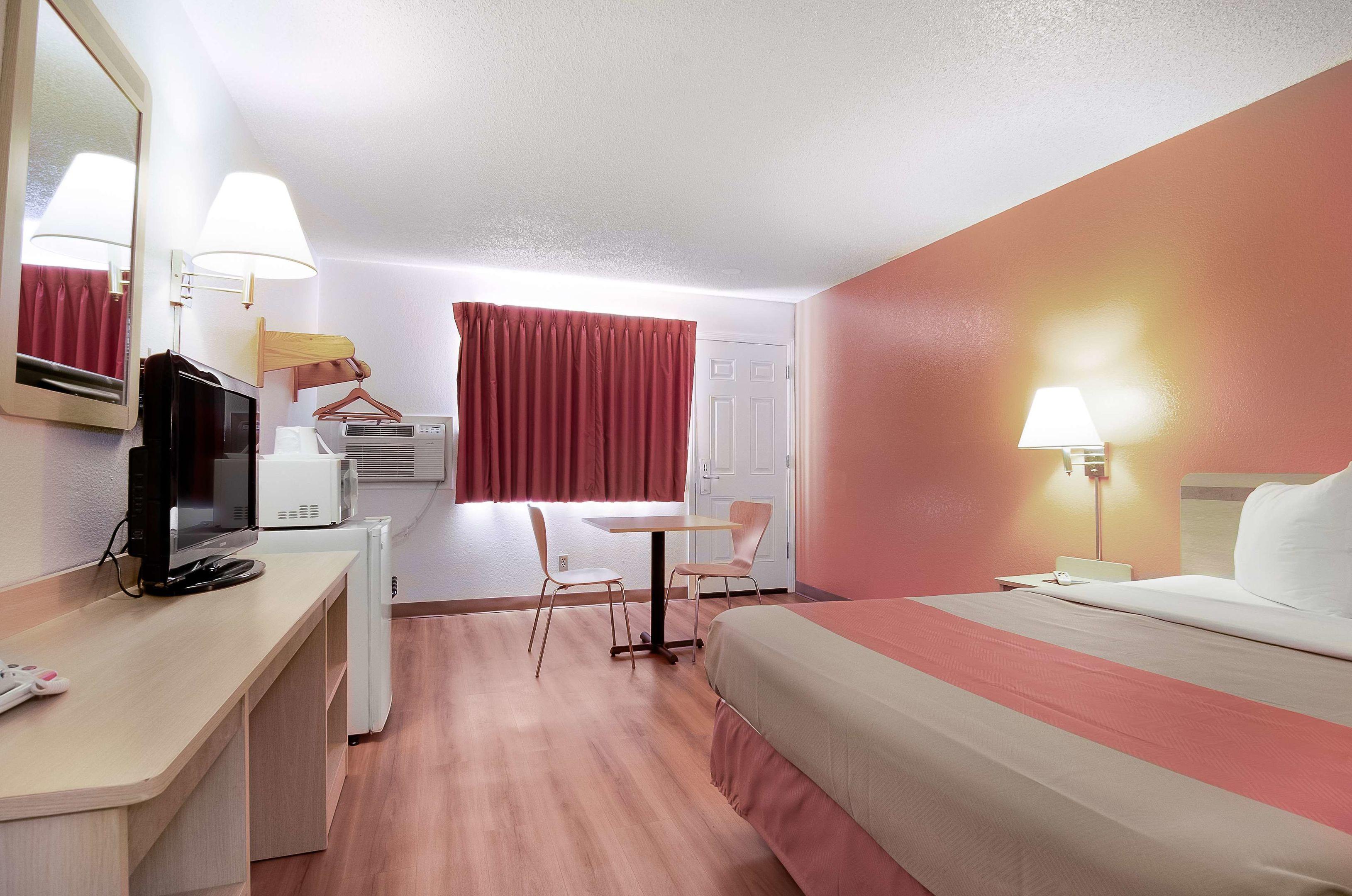 Motel 6 Colby — photo 5
