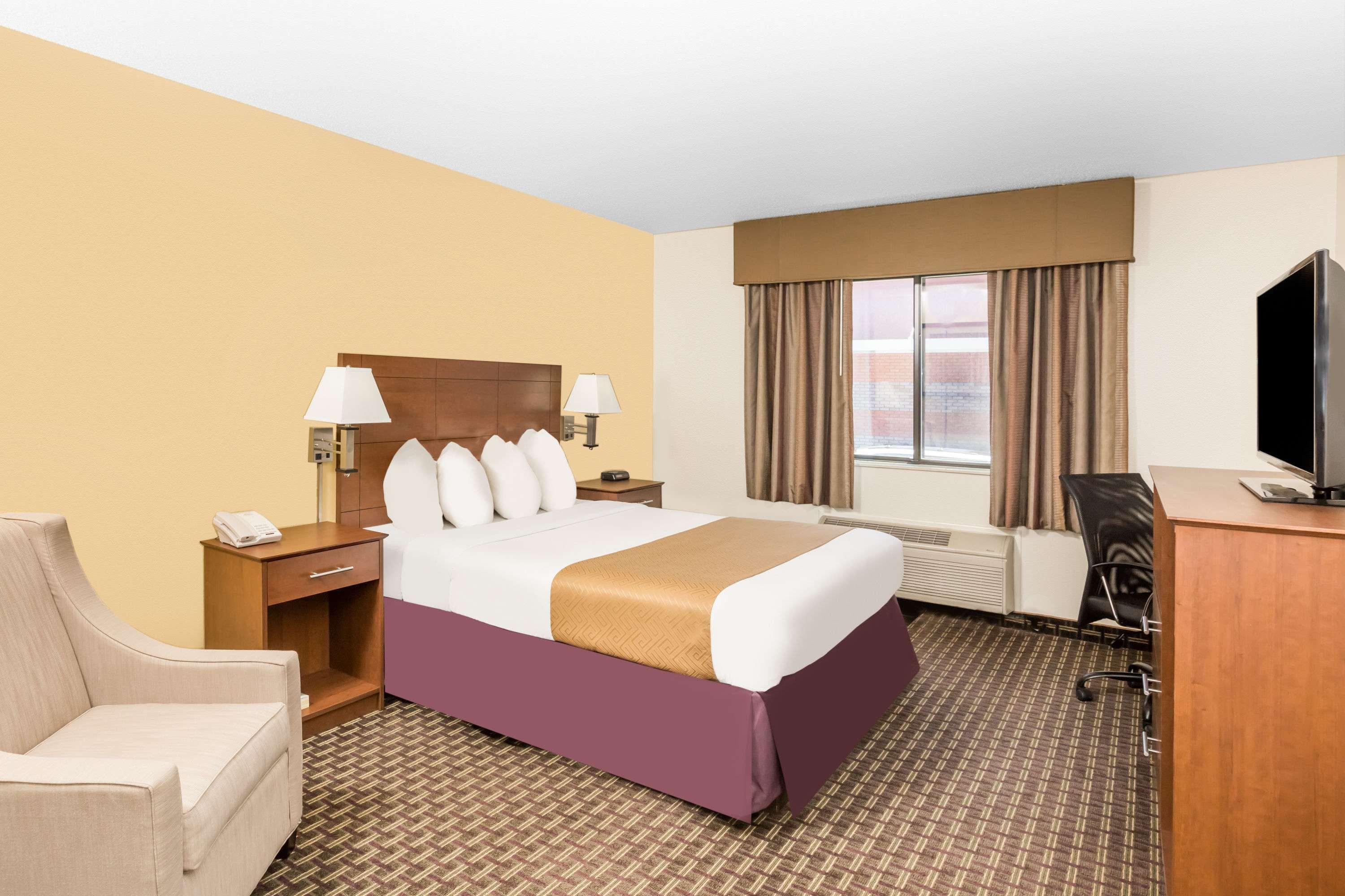 Des Moines-Days Inn Merle Hay — photo 4