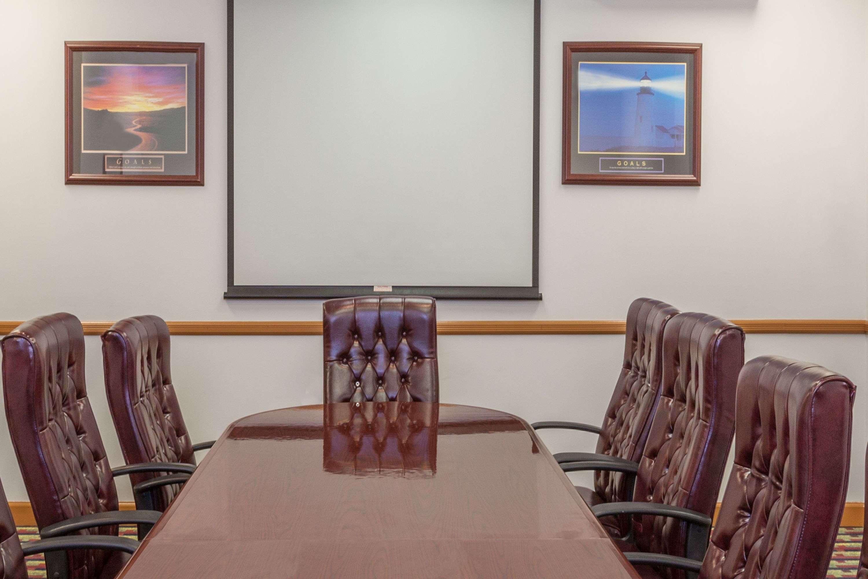 Days Hotel by Wyndham East Brunswick Conference Center — photo 4