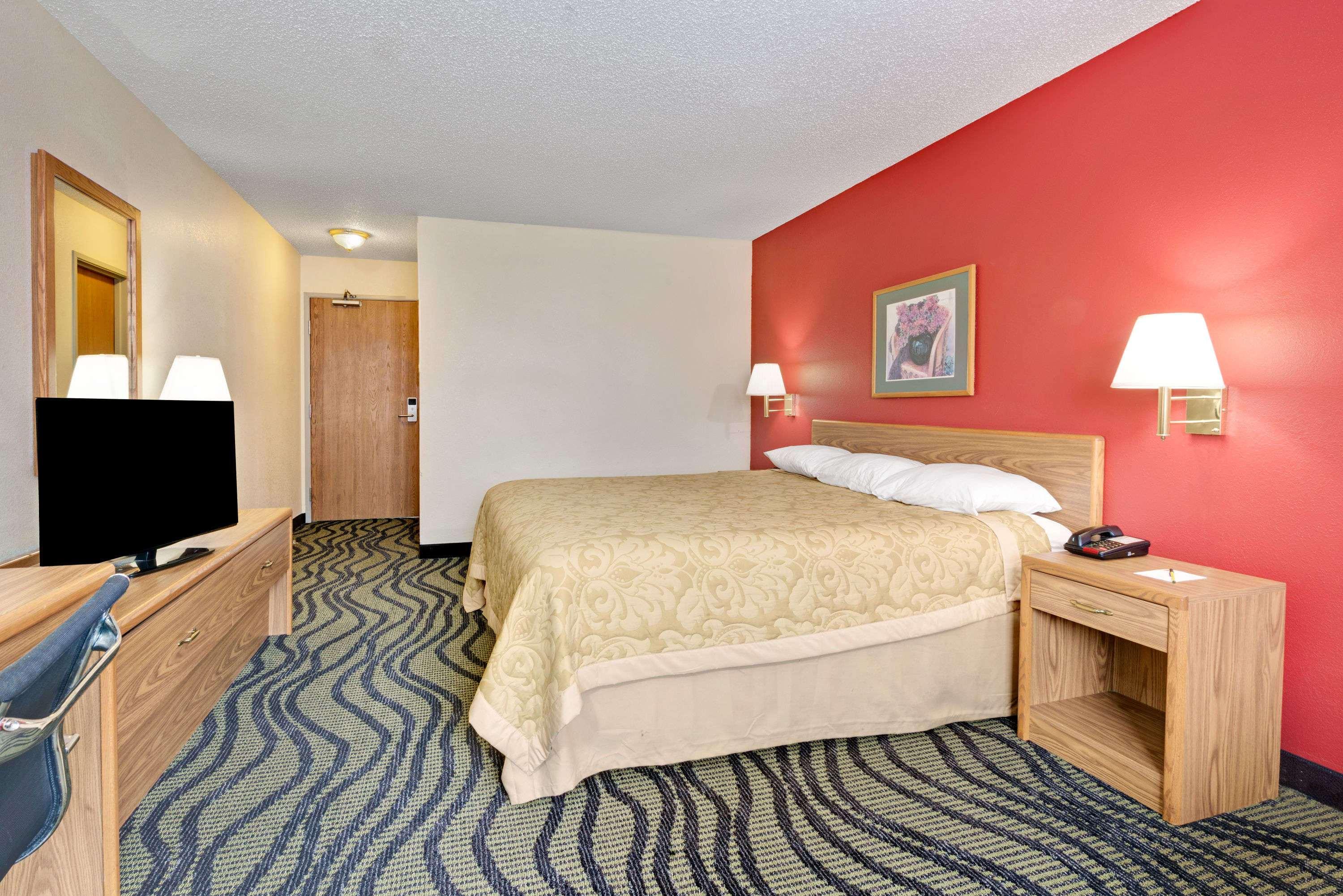 Super 8 by Wyndham Kokomo — photo 4