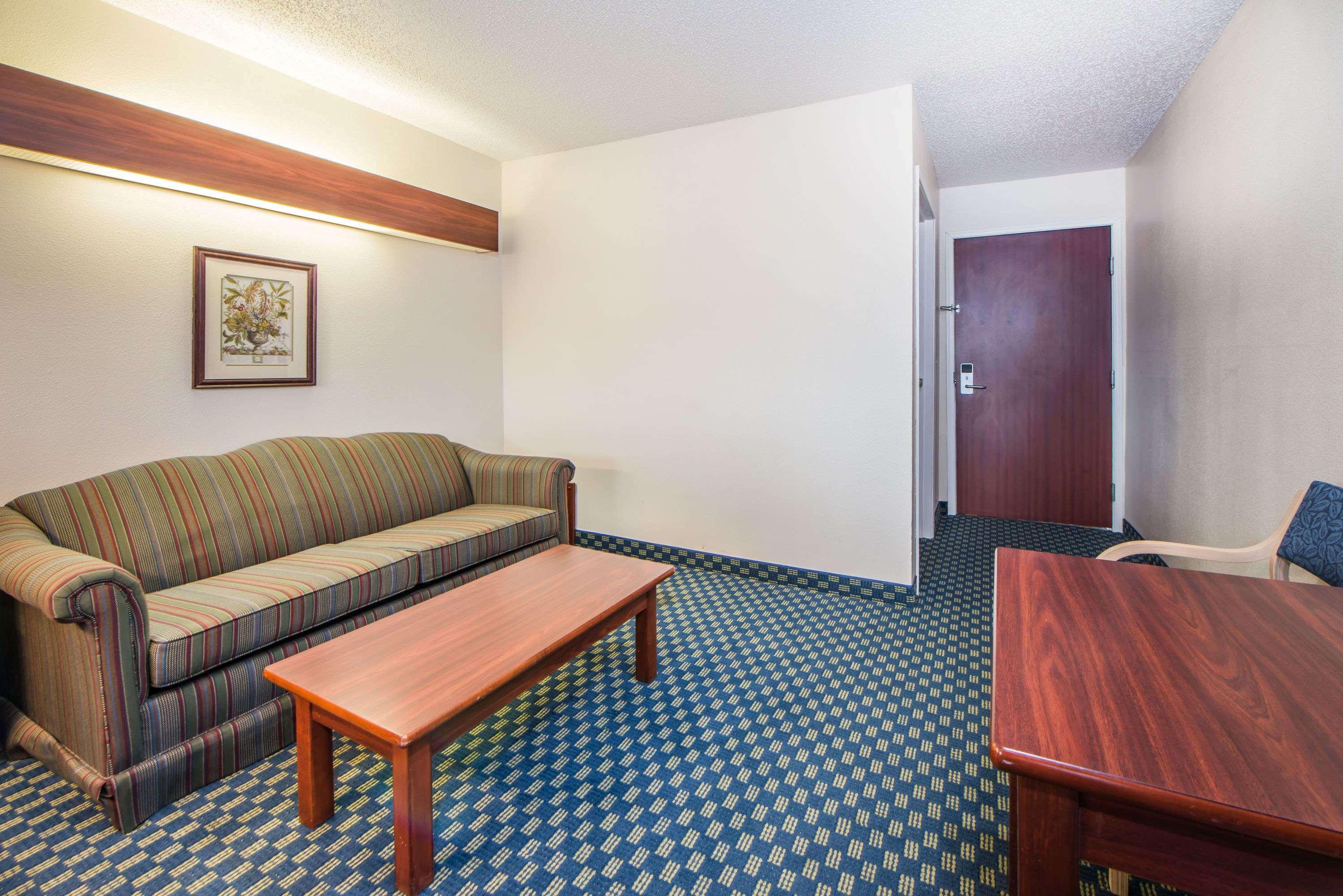 Microtel Inn & Suites by Wyndham Tulsa East — photo 5
