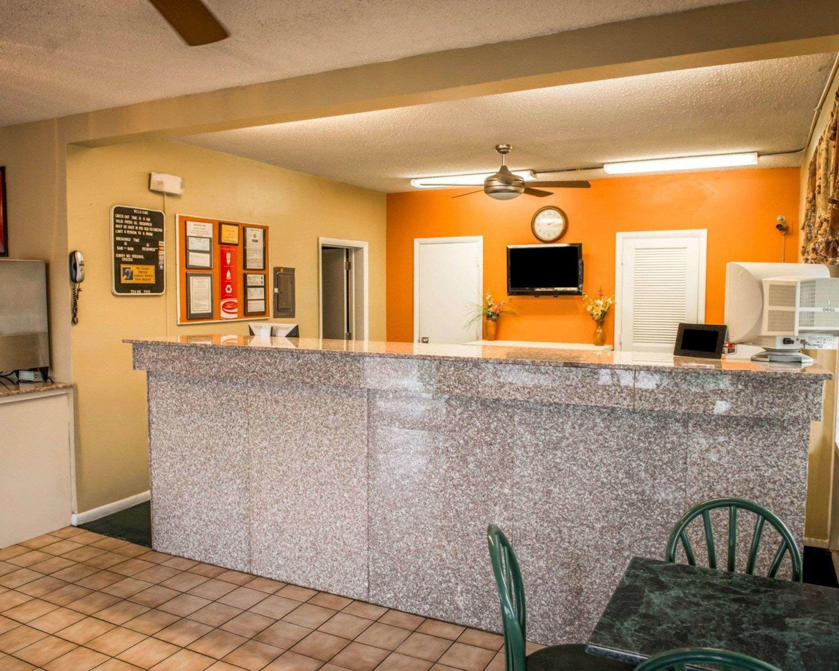 Econo Lodge North — photo 5