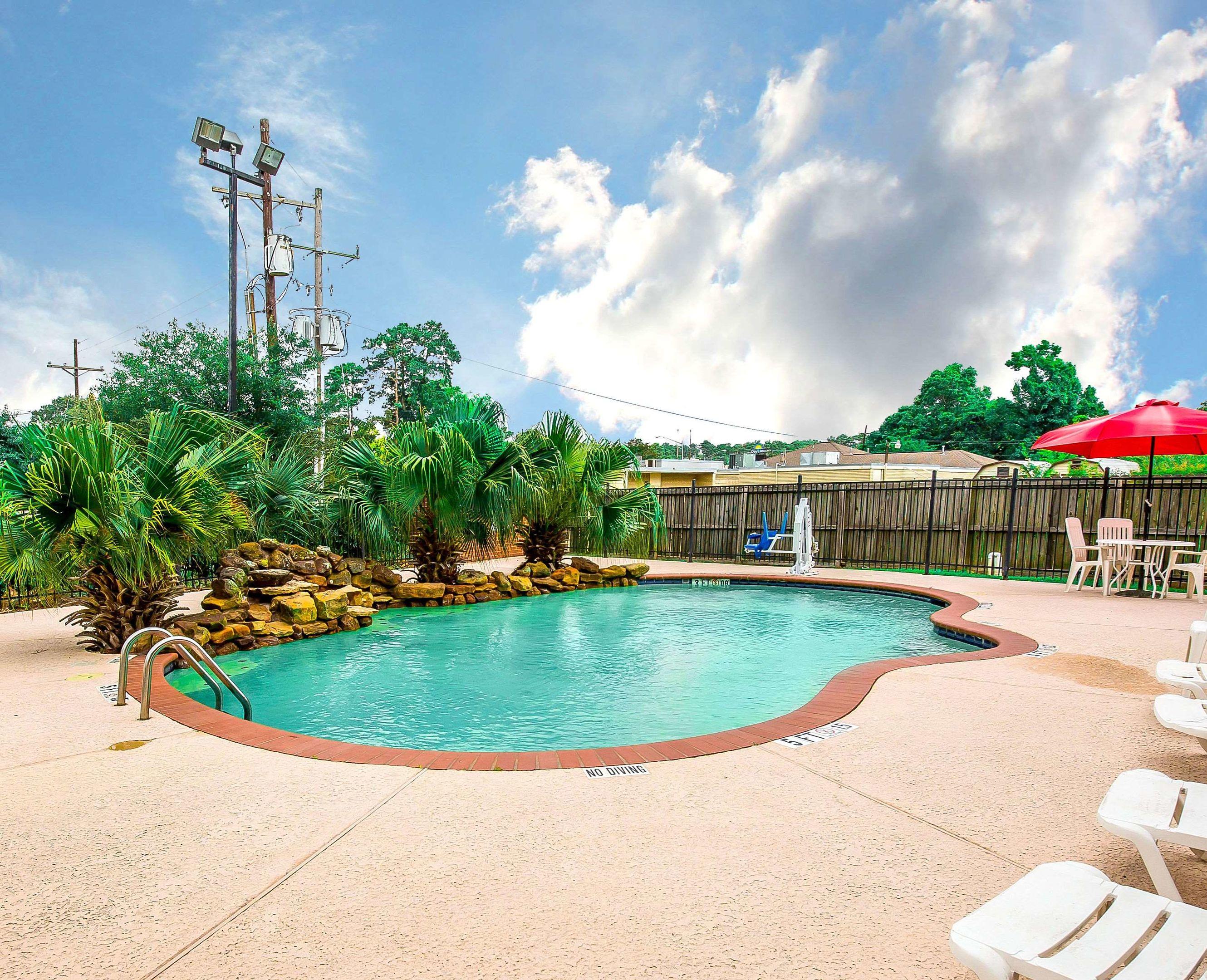 Econo Lodge Inn & Suites Beaumont — photo 5