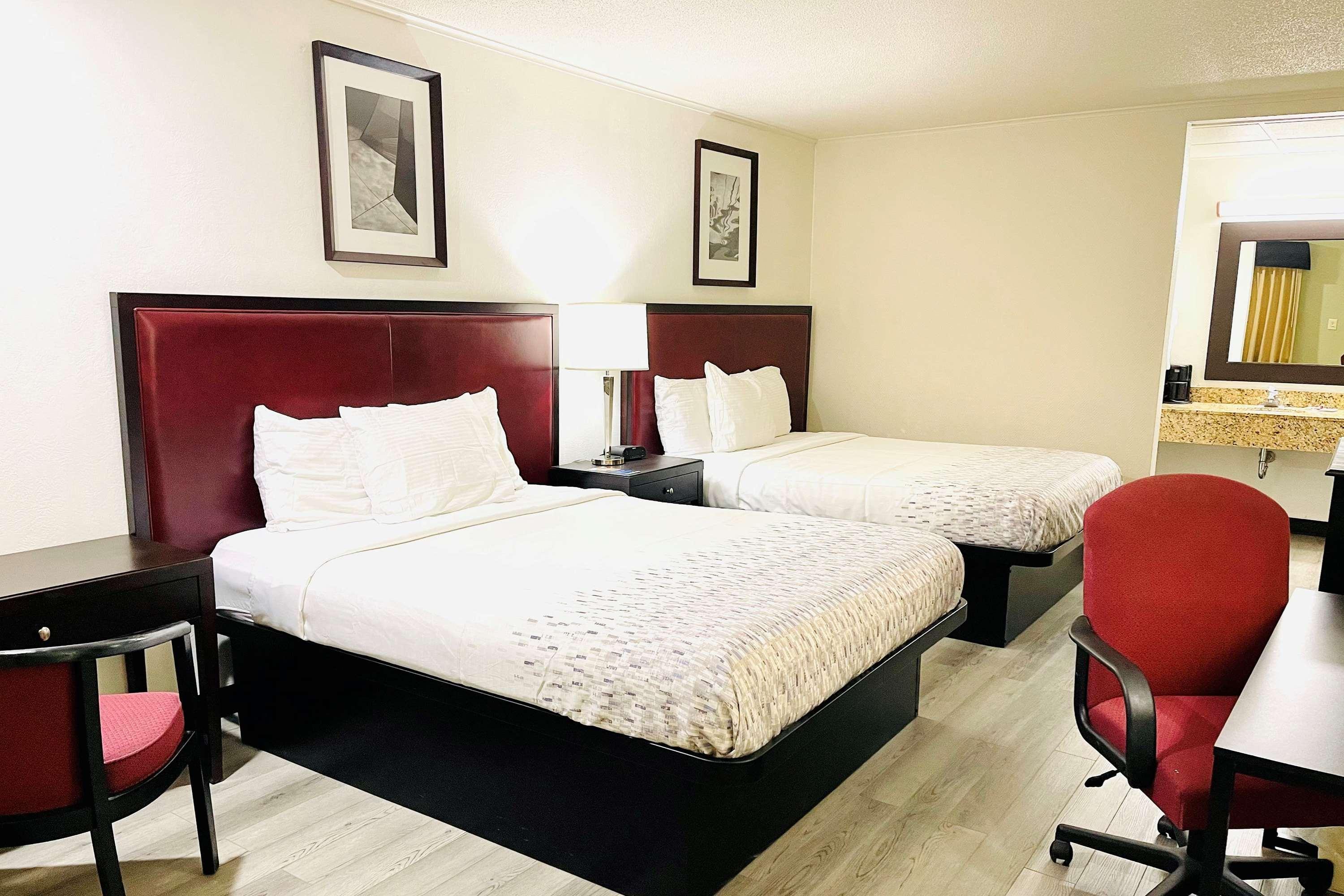 Red Coach Inn & Suites El Dorado — photo 5