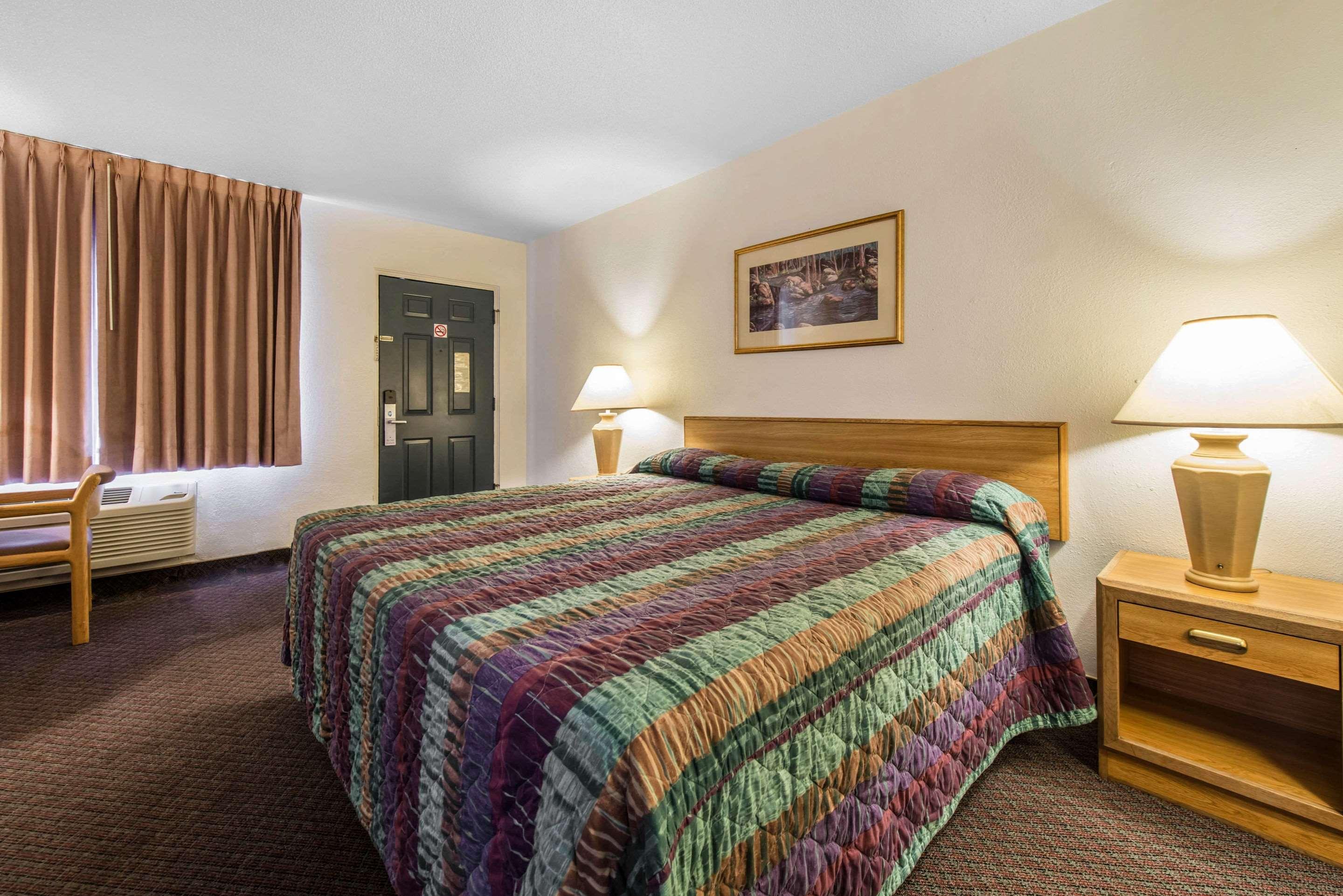 Rodeway Inn & Suites — photo 5