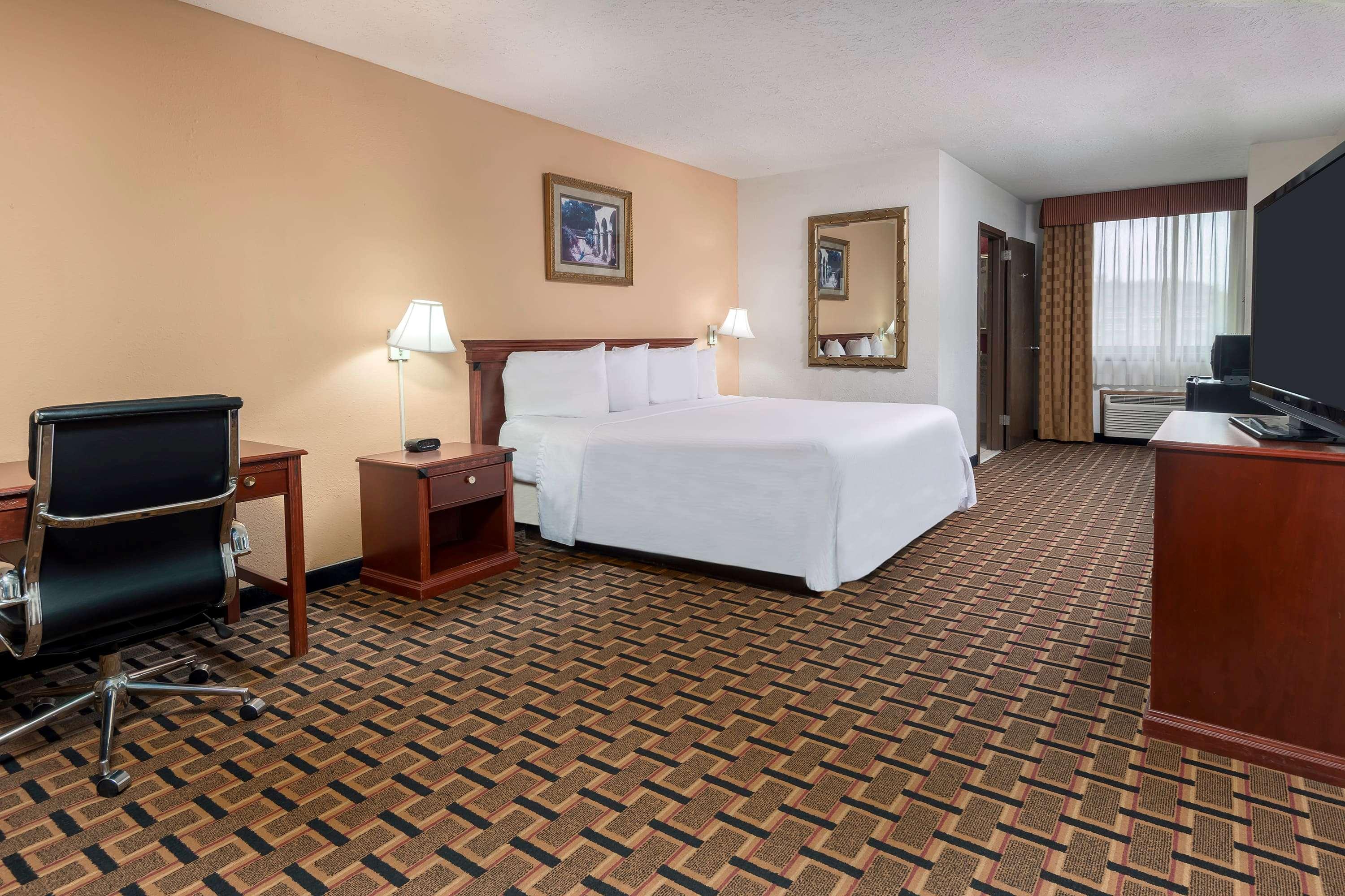 Ramada by Wyndham Indianapolis Speedway — photo 4