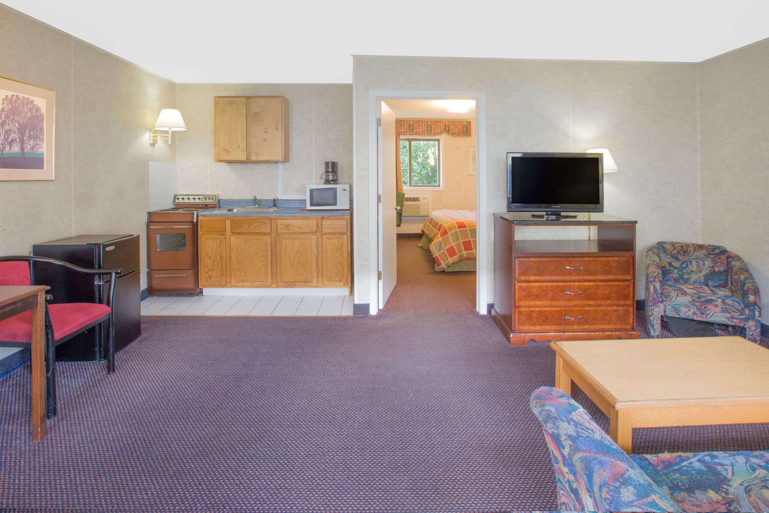 Days Inn by Wyndham Port Huron — photo 4