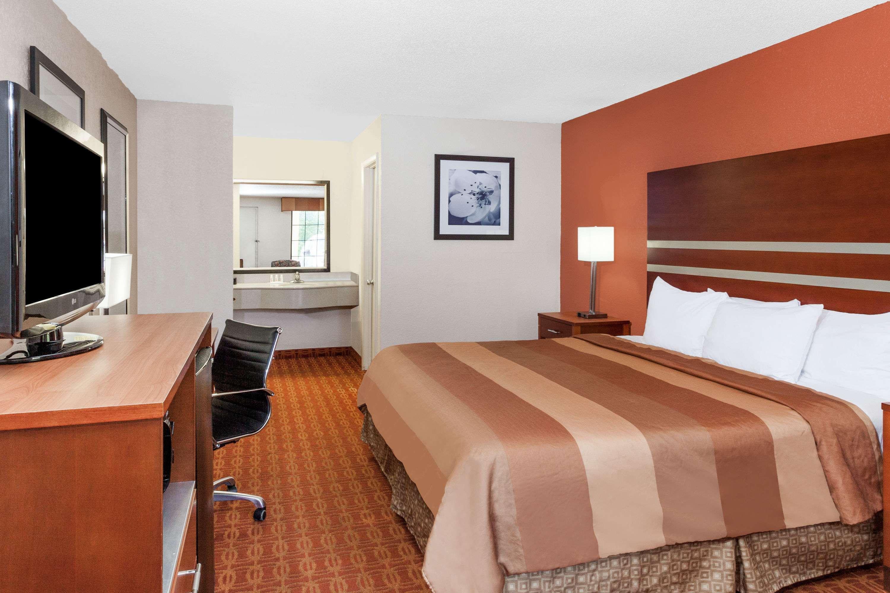 Days Inn by Wyndham Dalton — photo 4