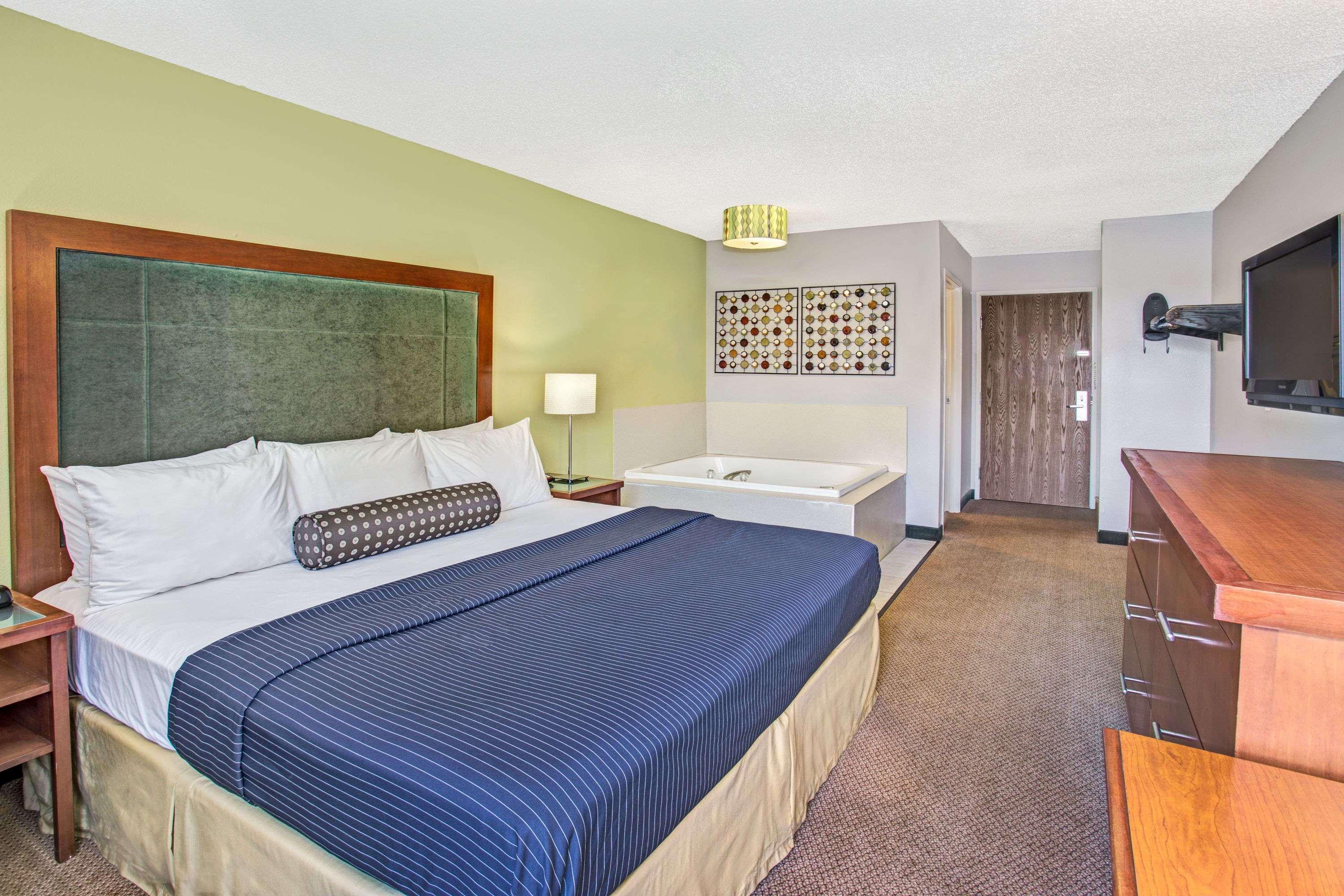 Days Inn Great Lakes - N. Chicago — photo 4