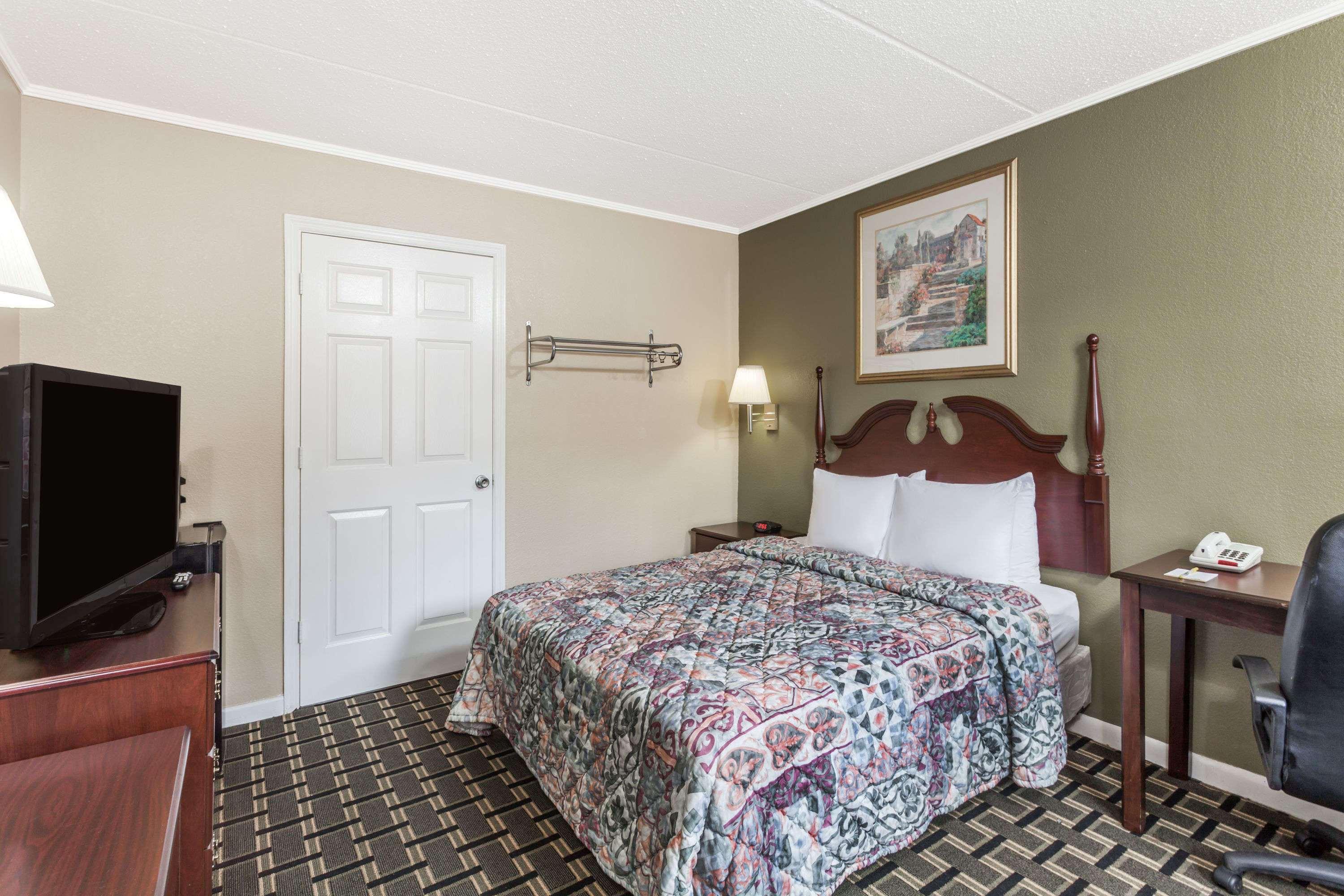 Days Inn by Wyndham Lenoir City — photo 4