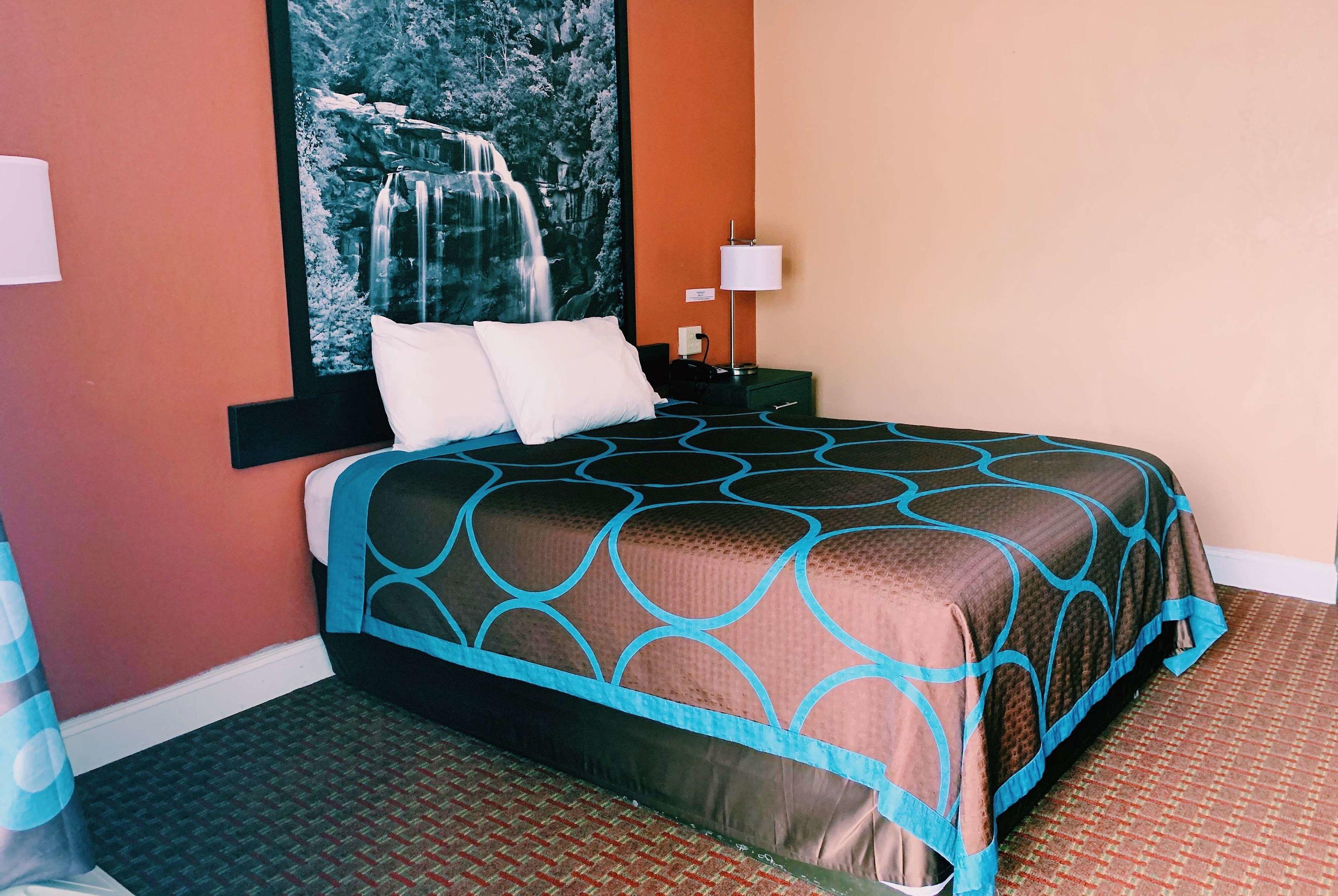 Super 8 by Wyndham Marion NC — photo 3