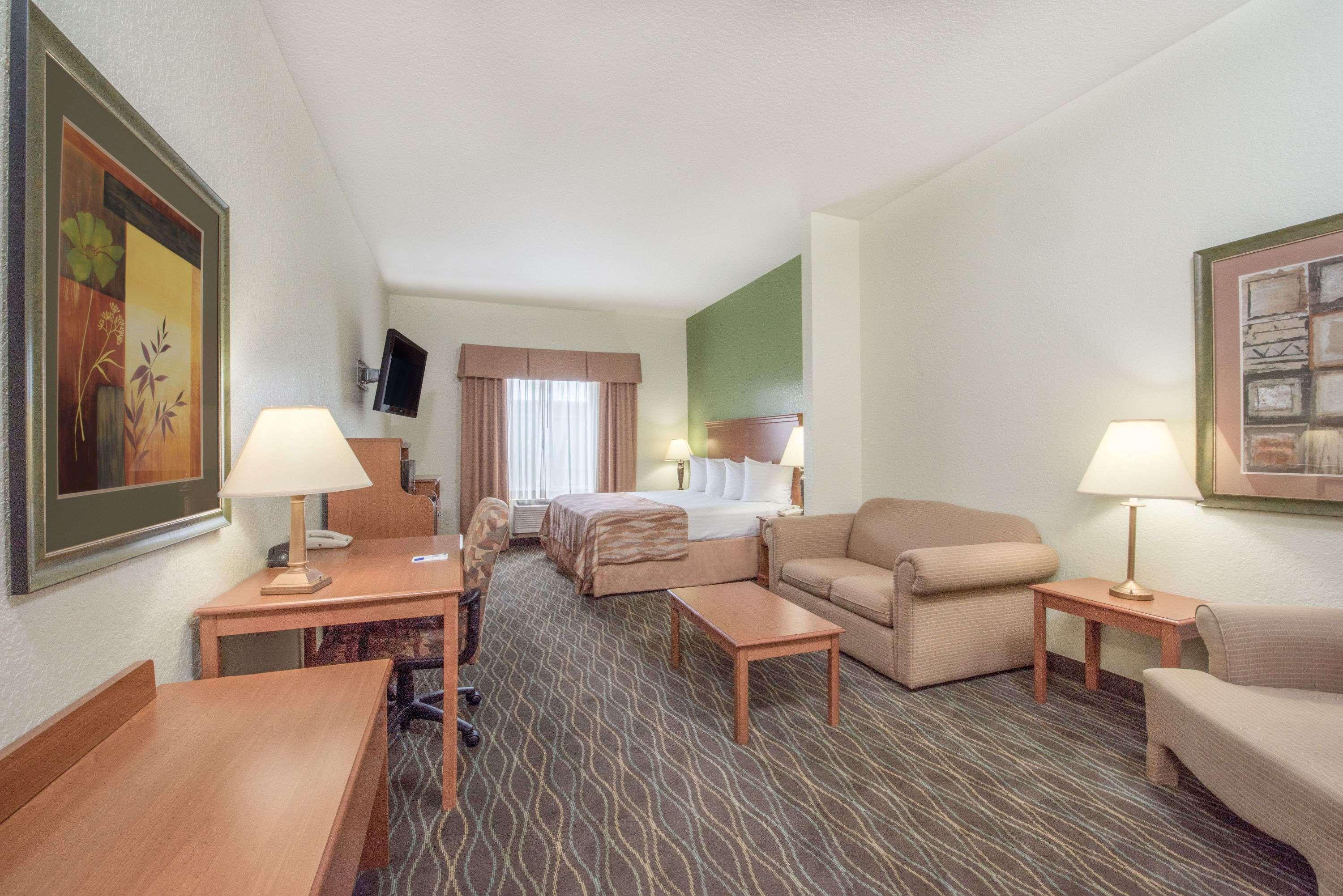 Baymont Inn & Suites Pearsall — photo 5