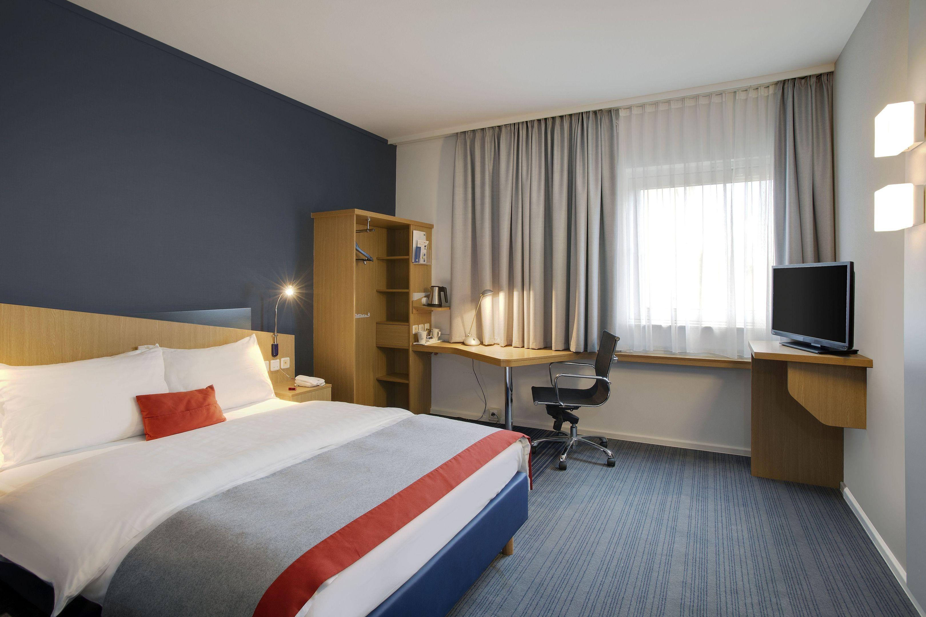 Holiday Inn Express Frankfurt Airport — photo 4
