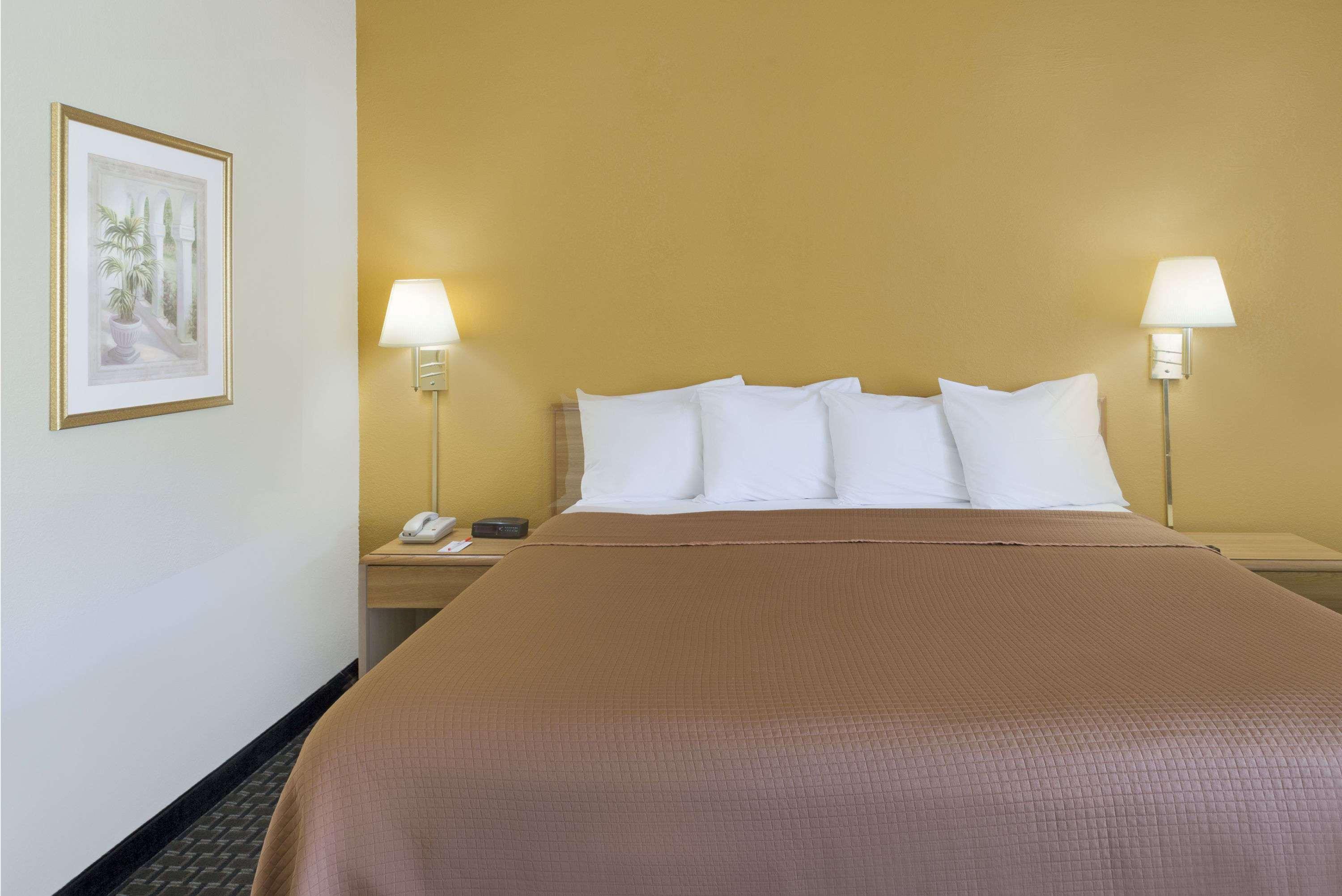 Howard Johnson Inn Newburgh — photo 4