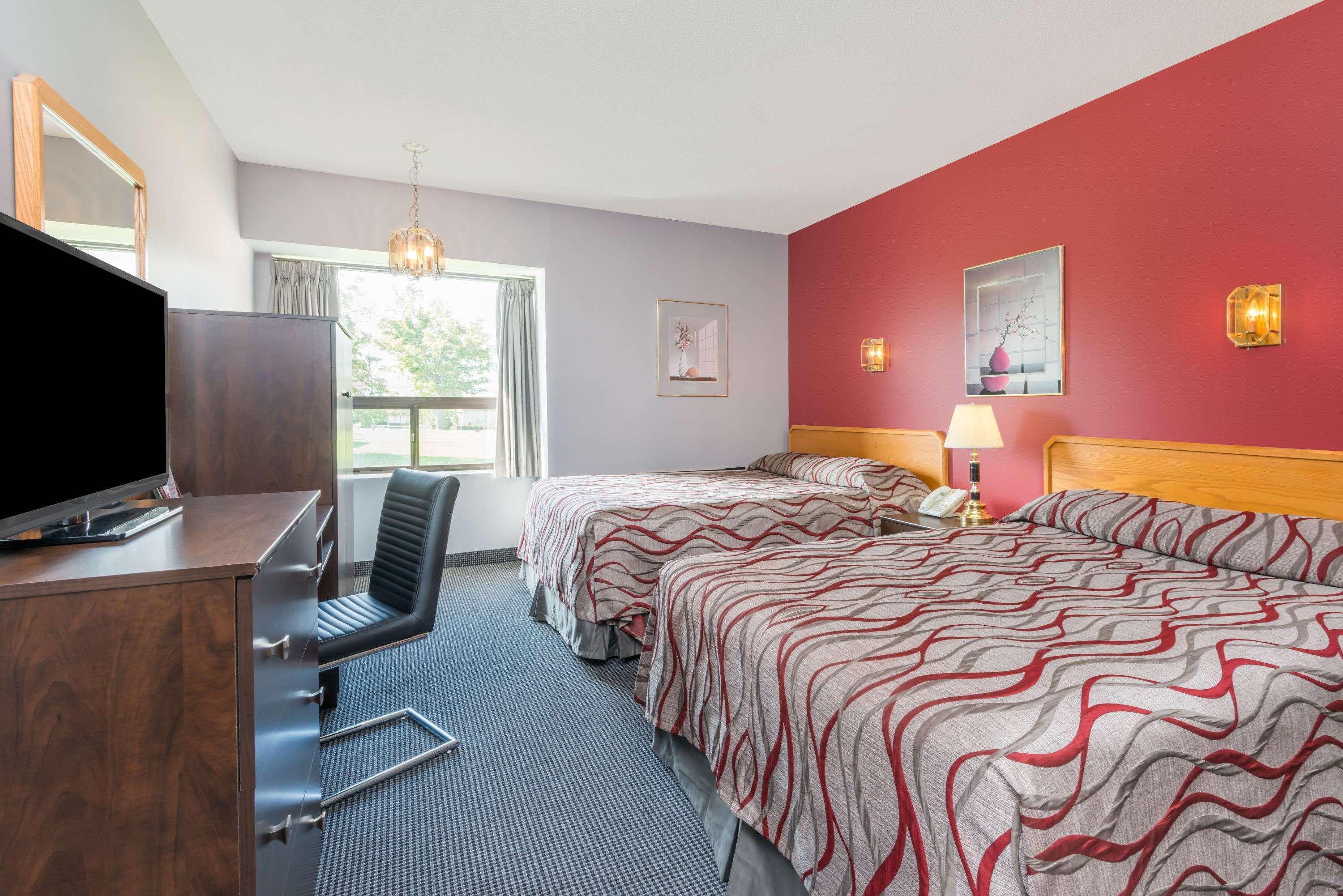 Super 8 by Wyndham Mt Hope Hamilton Intl Arpt ON — photo 4