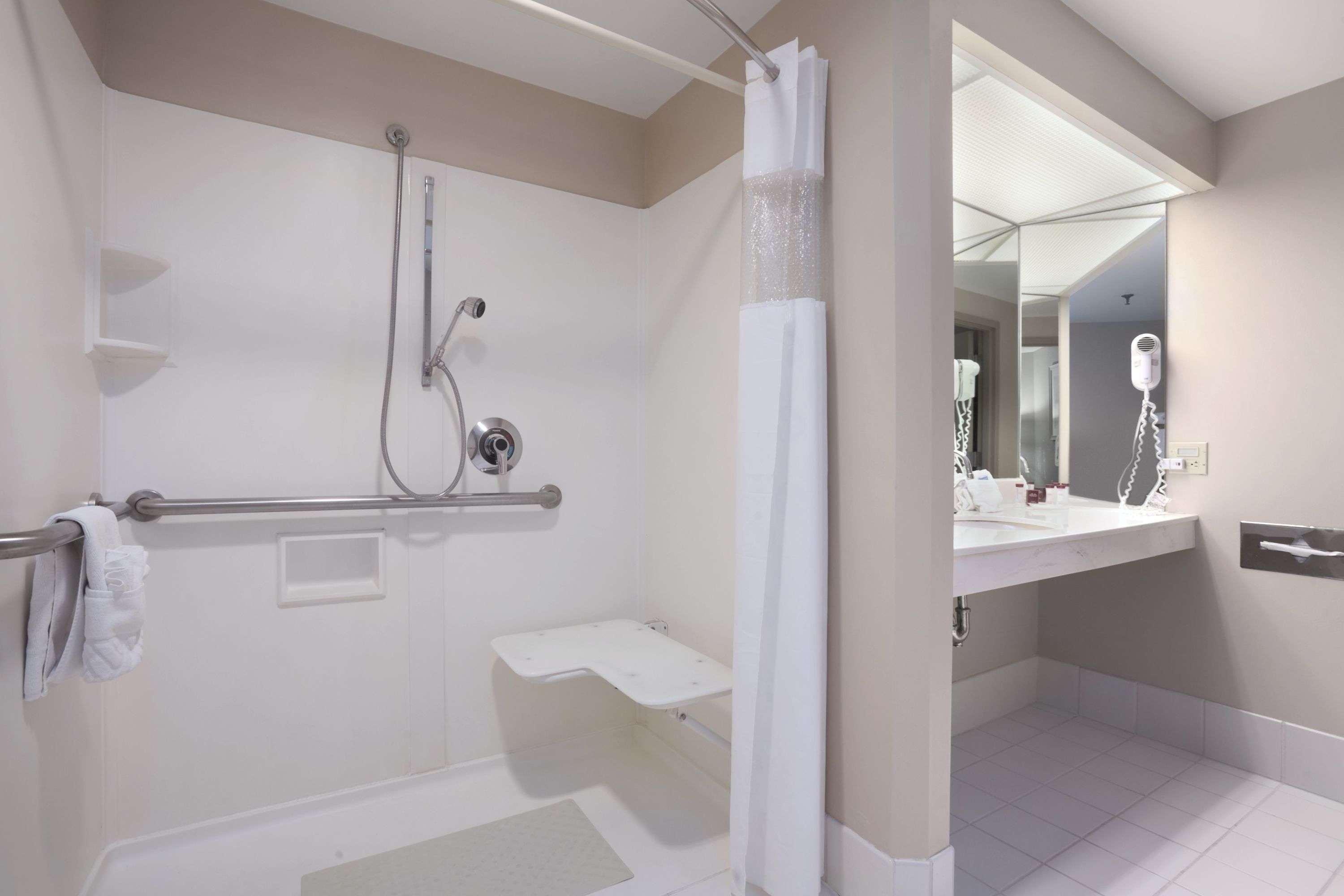 Ramada Plaza Geneva Lakefront Resort — photo 5