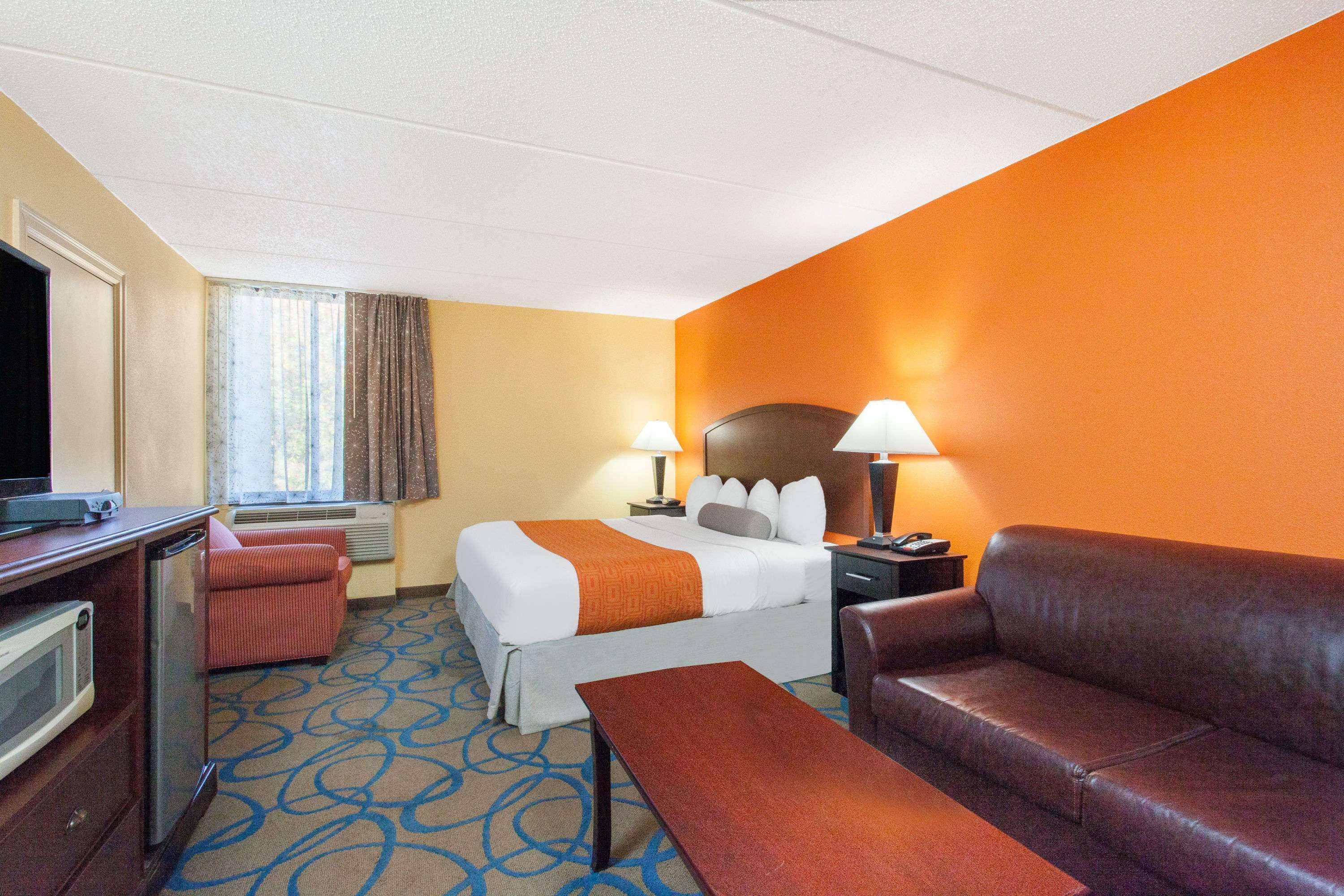 Howard Johnson Inn Suffern — photo 5