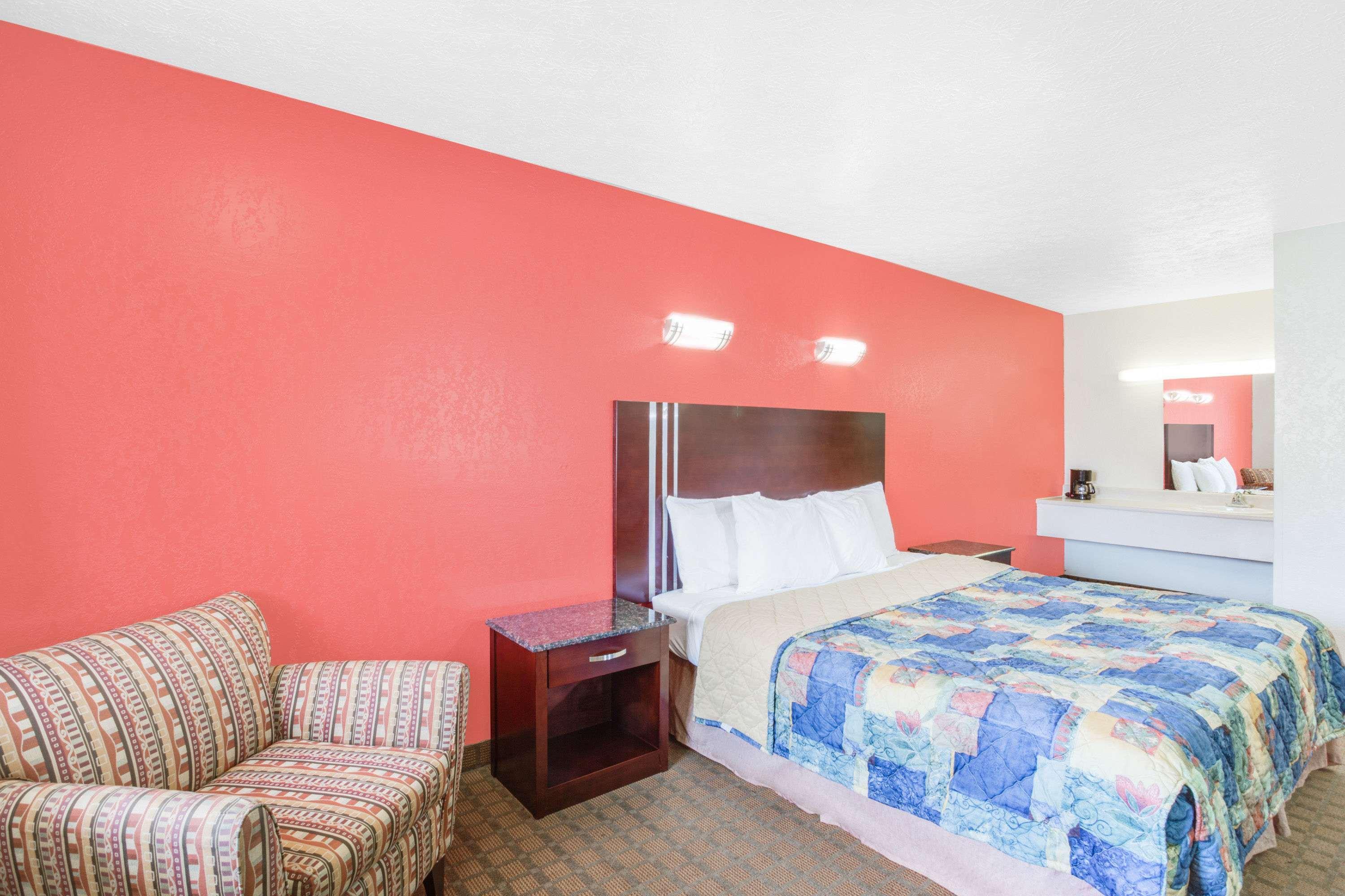 Travelodge by Wyndham Parkersburg — photo 3