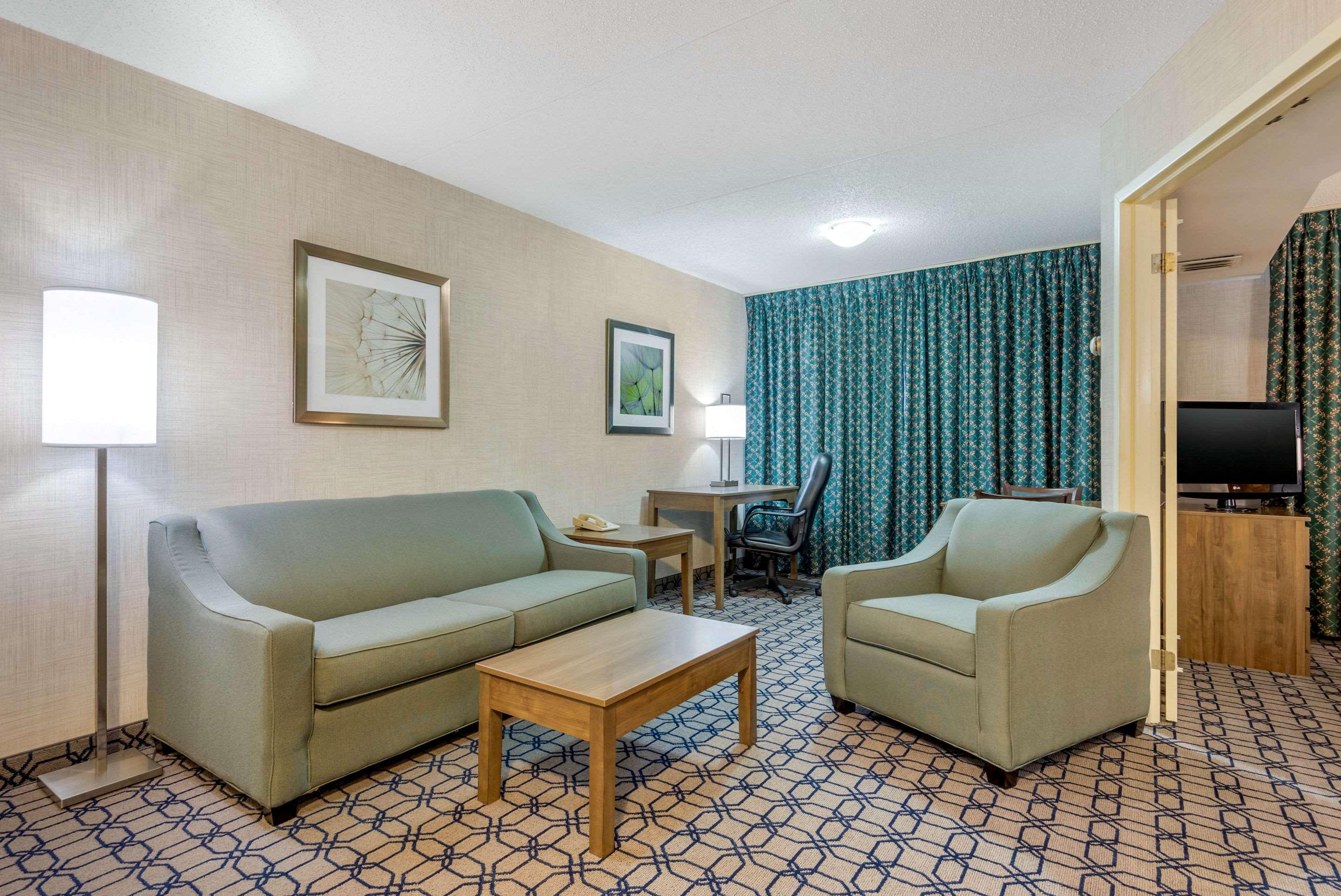 Quality Suites Whitby — photo 5