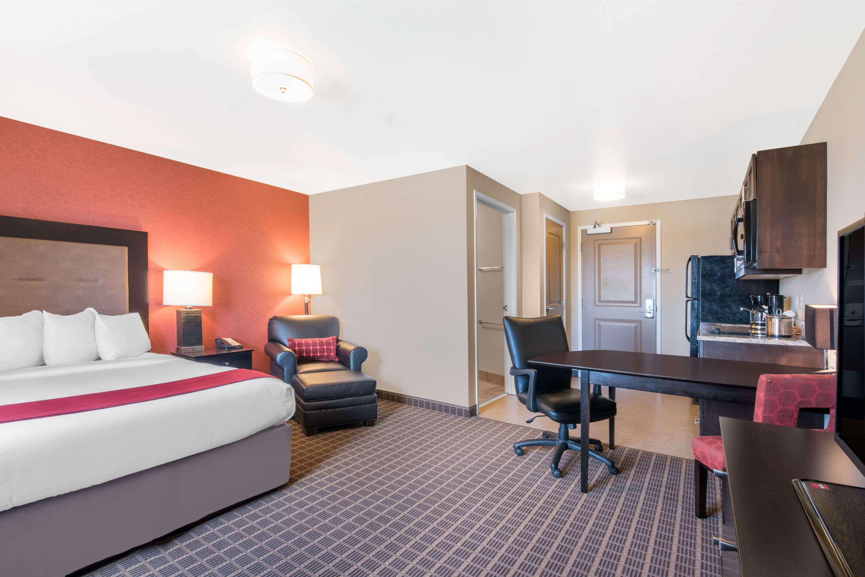 Hawthorn Suites by Wyndham Dickinson — photo 5