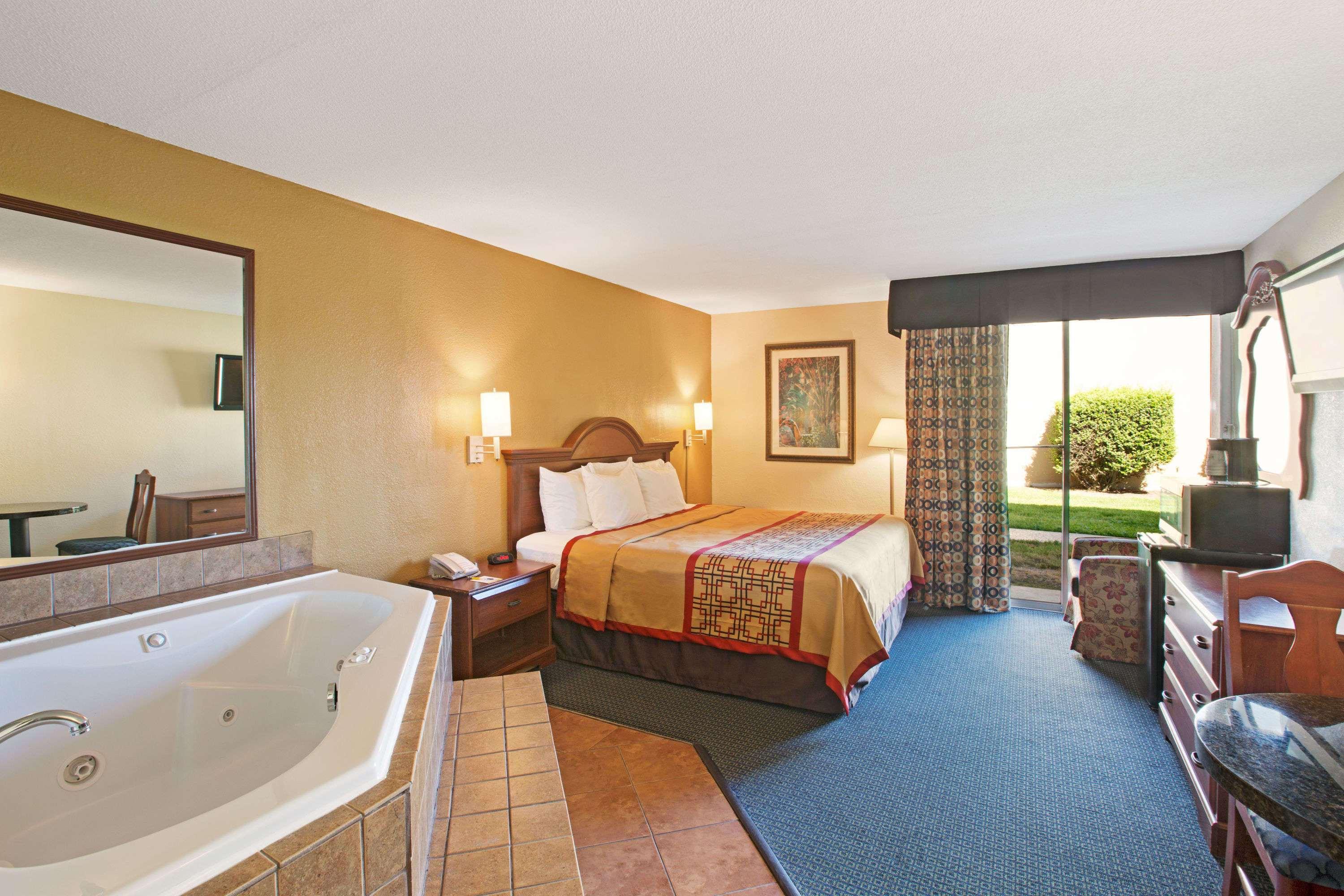 Days Inn Charlotte Woodlawn Near Carowinds — photo 4