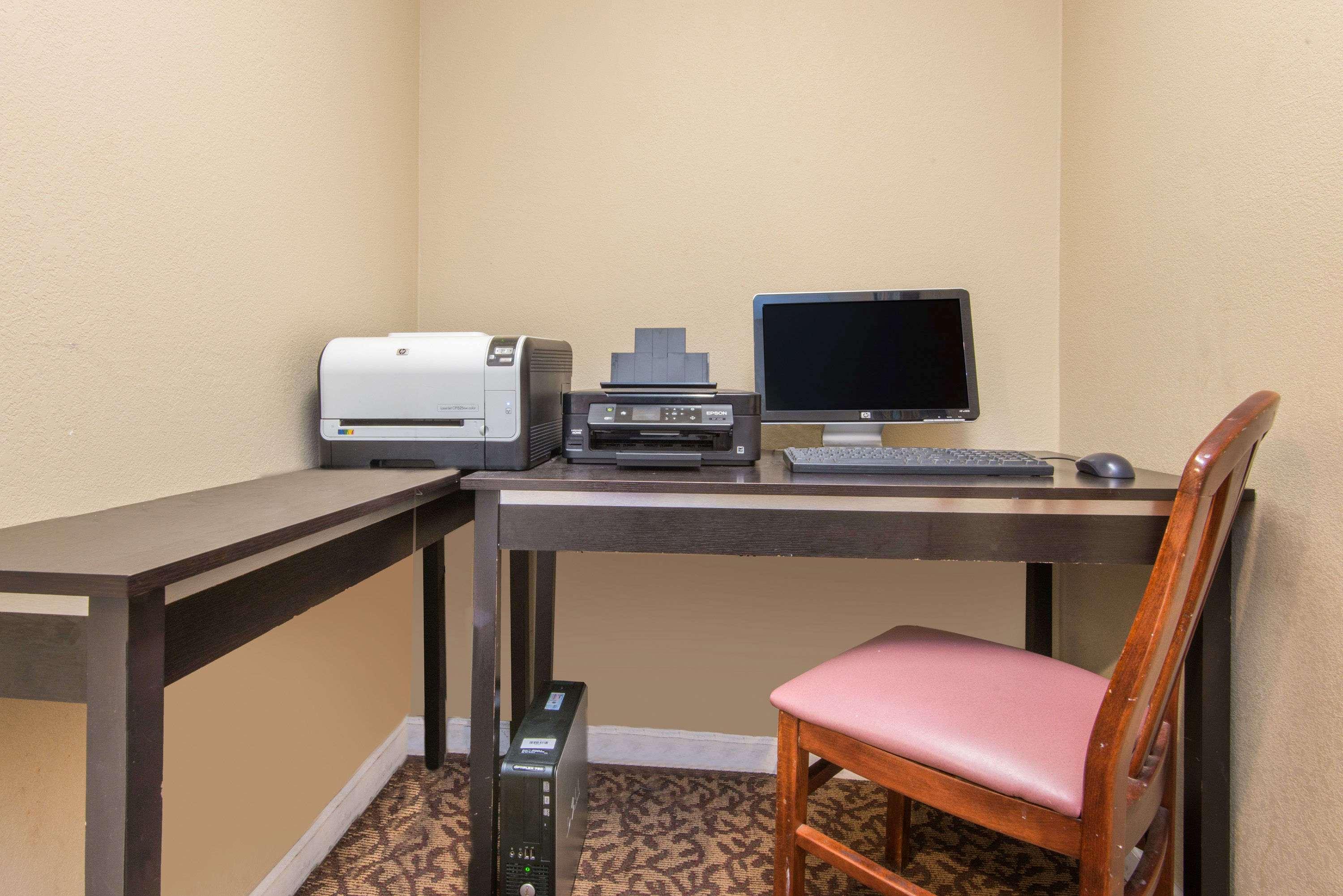 Hawthorn Suites by Wyndham Wichita East — photo 3