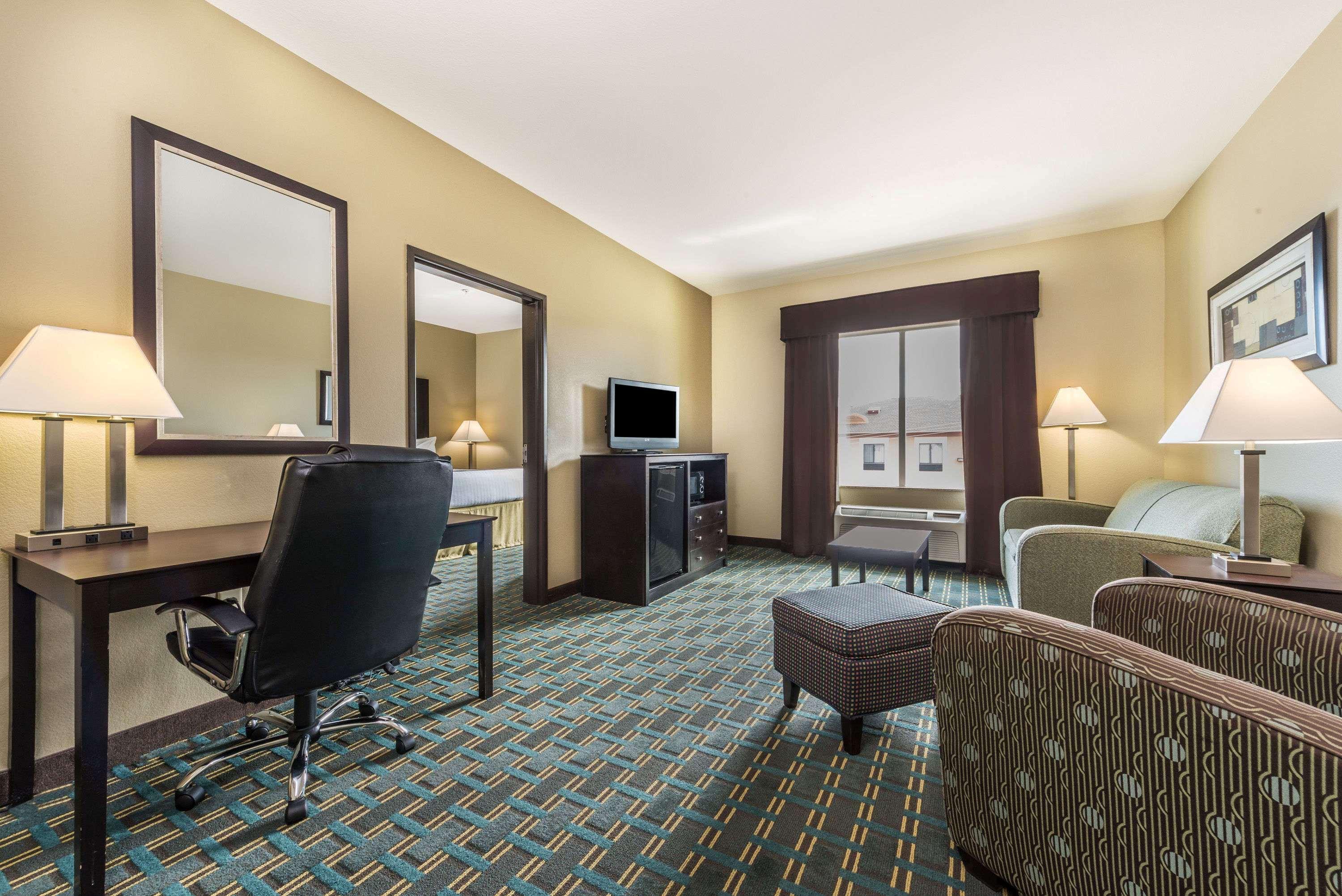 Days Inn and Suites Mineral Wells — photo 3