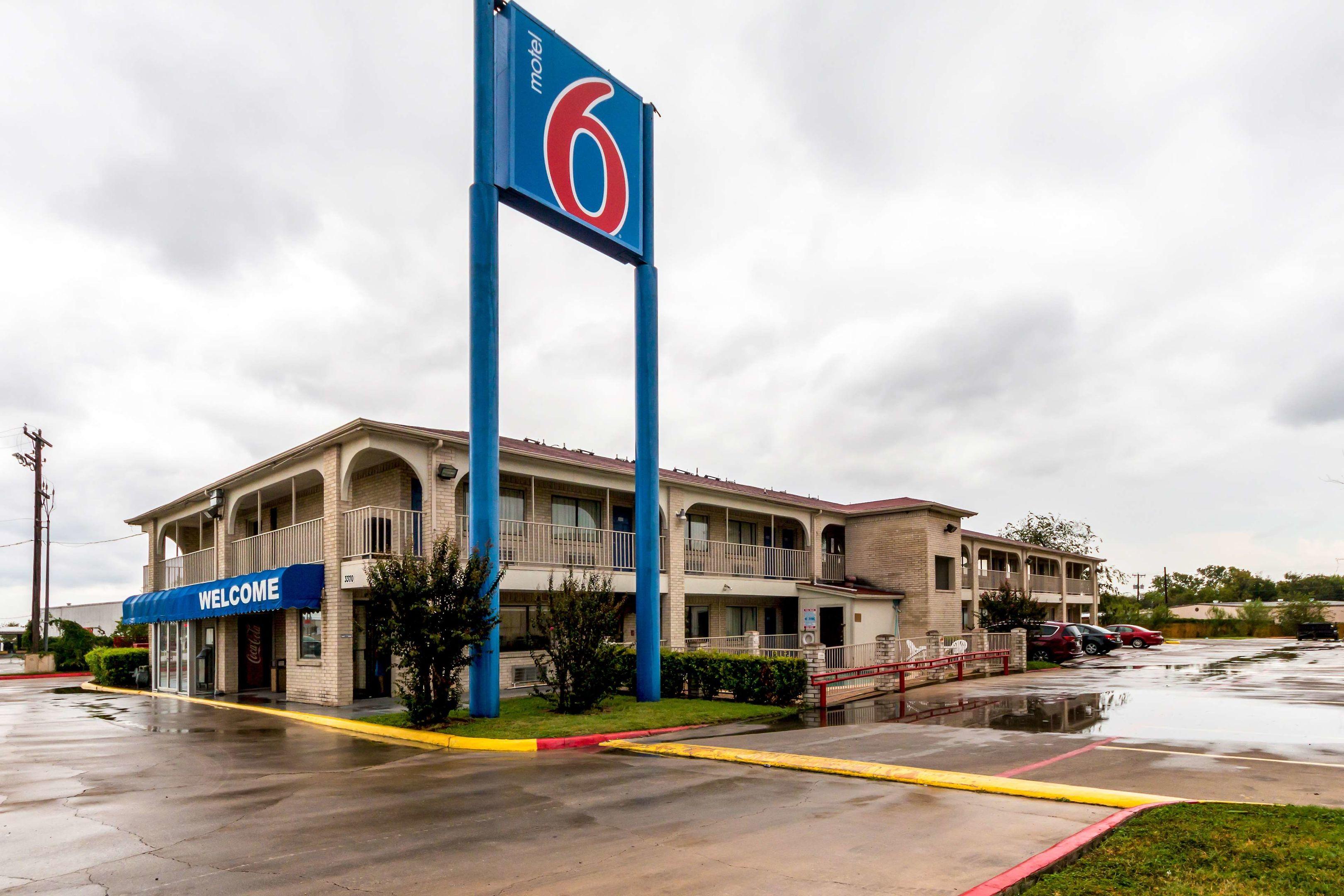 Motel 6 San Antonio - Splashtown — photo 5